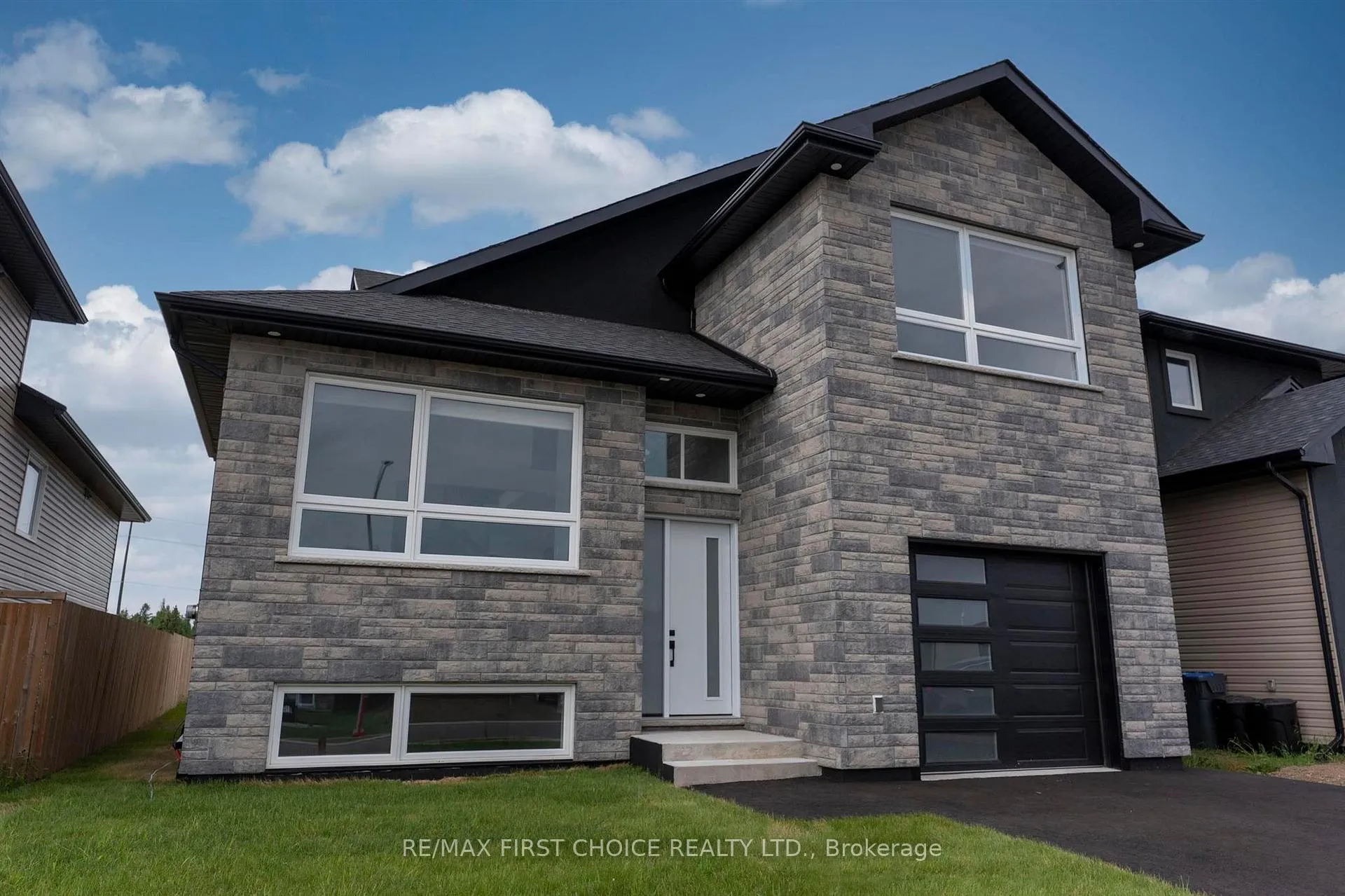 Photo 2 of 433 Muskrat Drive, Thunder Bay, Parkdale — HOMEH