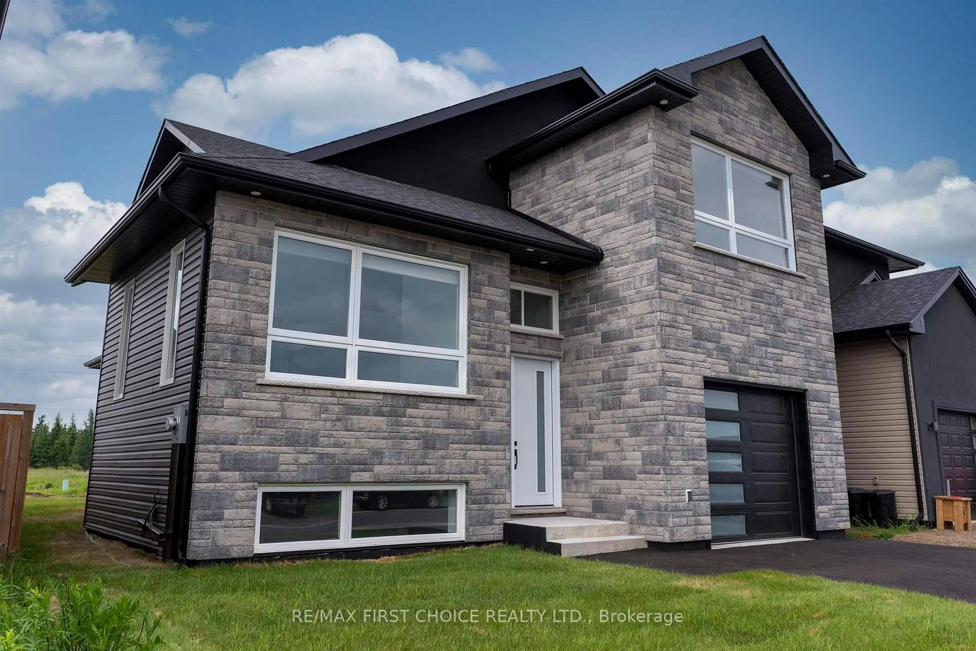 Photo 3 of 433 Muskrat Drive, Thunder Bay, Parkdale — HOMEH