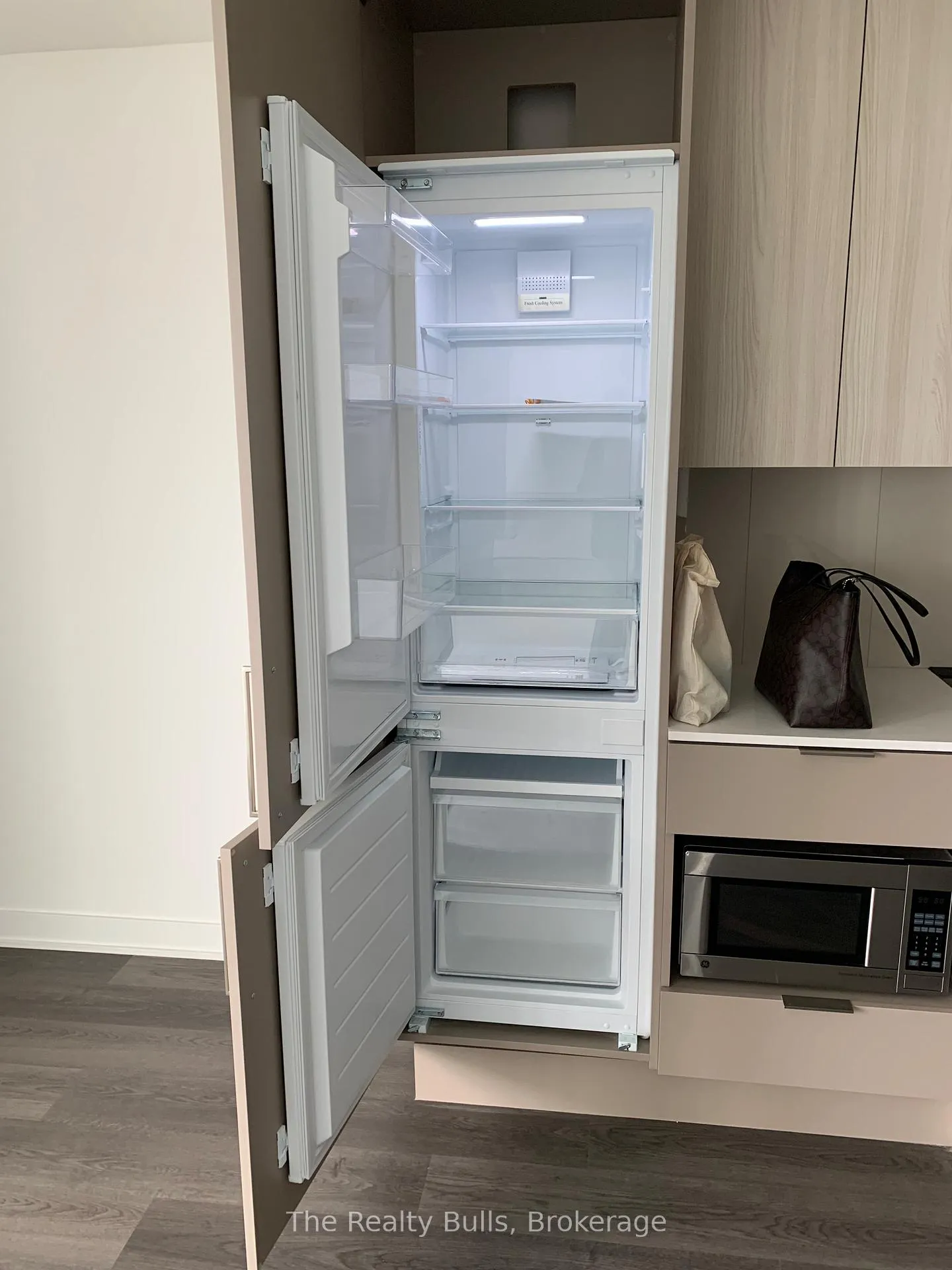 Photo 2 of Unit 1610, 3900 Conferderation Parkway, Mississauga, City Centre — HOMEH