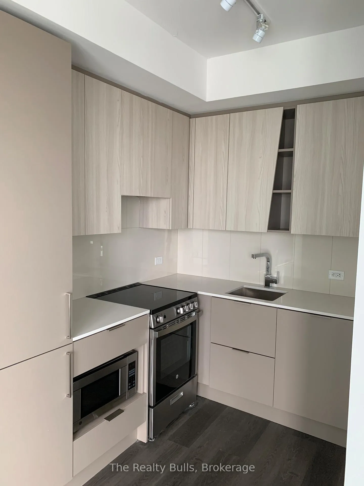 Photo 3 of Unit 1610, 3900 Conferderation Parkway, Mississauga, City Centre — HOMEH