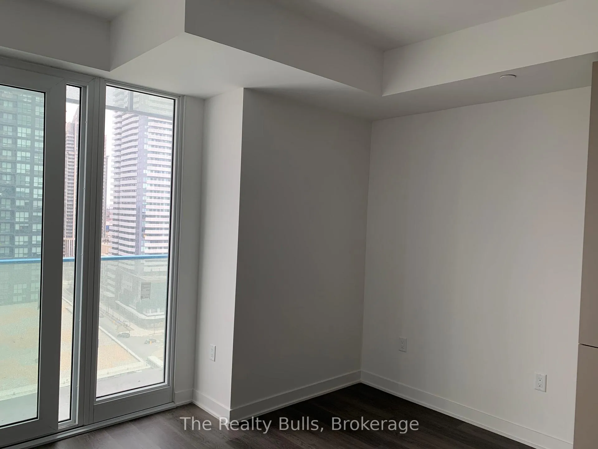 Photo 4 of Unit 1610, 3900 Conferderation Parkway, Mississauga, City Centre — HOMEH