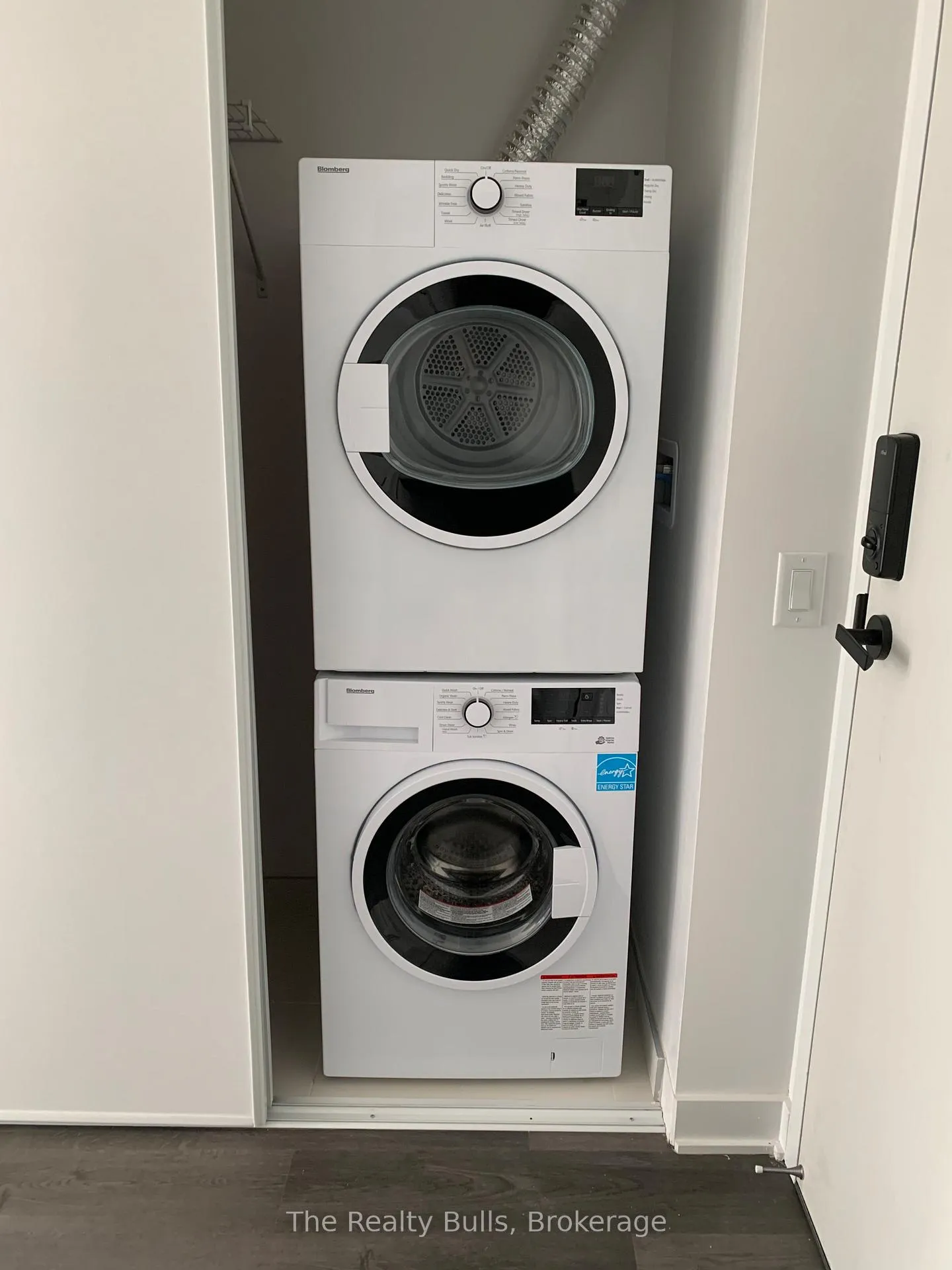Photo 5 of Unit 1610, 3900 Conferderation Parkway, Mississauga, City Centre — HOMEH