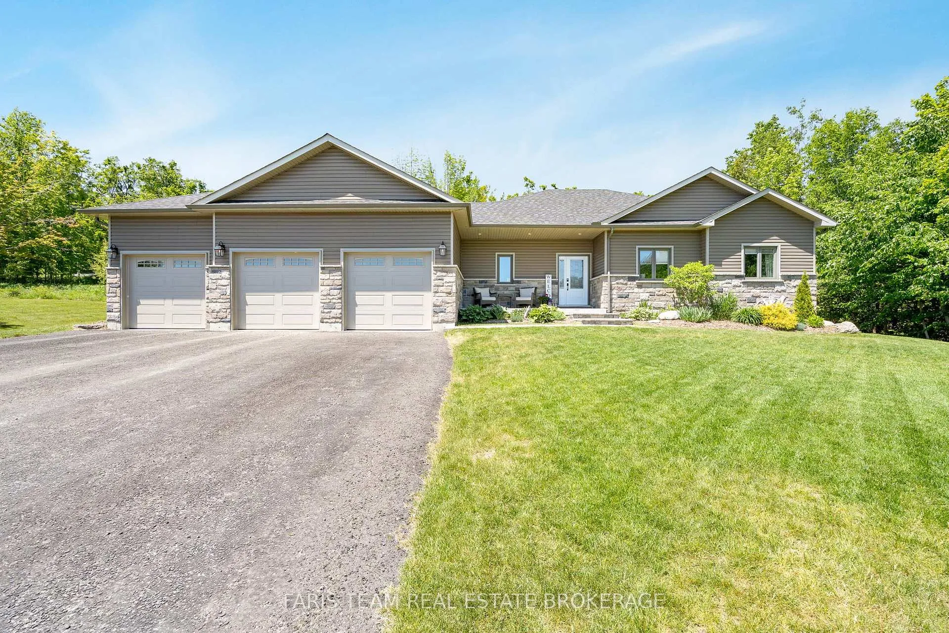 Photo 2 of 44 Bachly Avenue, Oro-Medonte, Moonstone — HOMEH