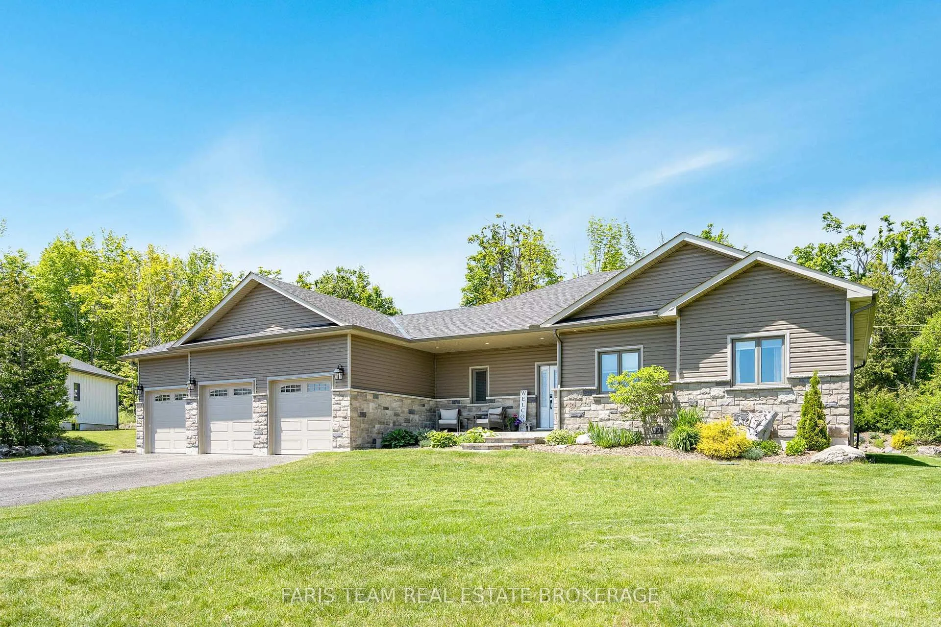 Photo 3 of 44 Bachly Avenue, Oro-Medonte, Moonstone — HOMEH