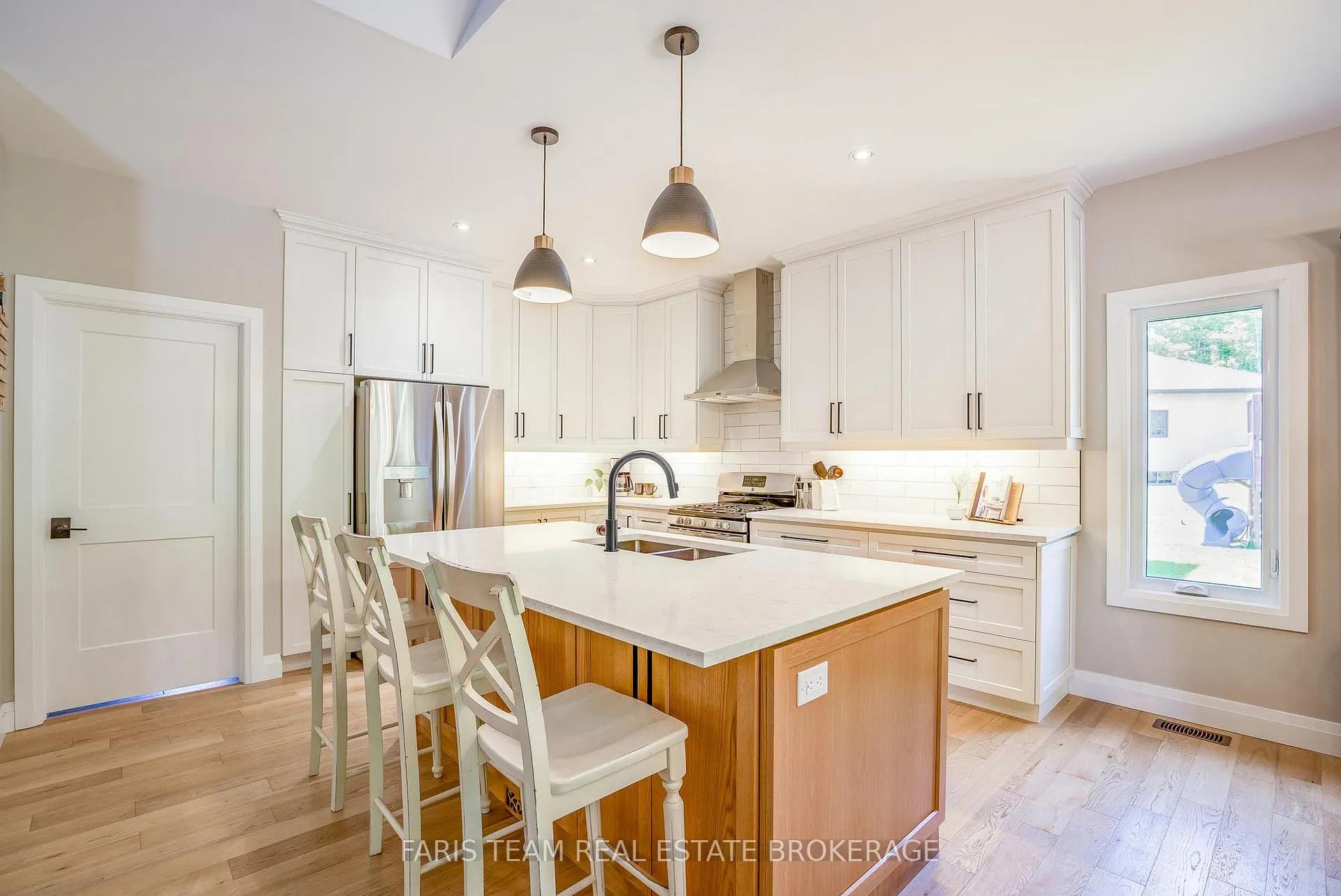 Photo 6 of 44 Bachly Avenue, Oro-Medonte, Moonstone — HOMEH
