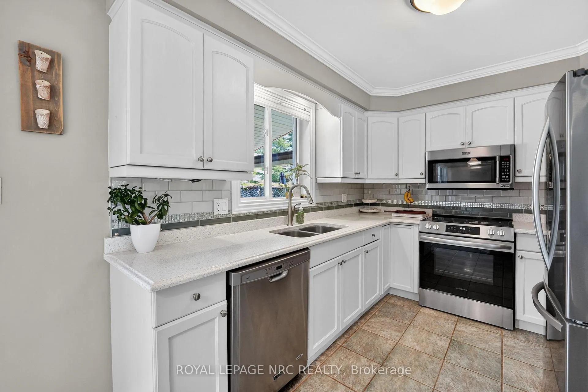 Photo 8 of 4 Bolger Drive, St. Catharines, Lakeport — HOMEH