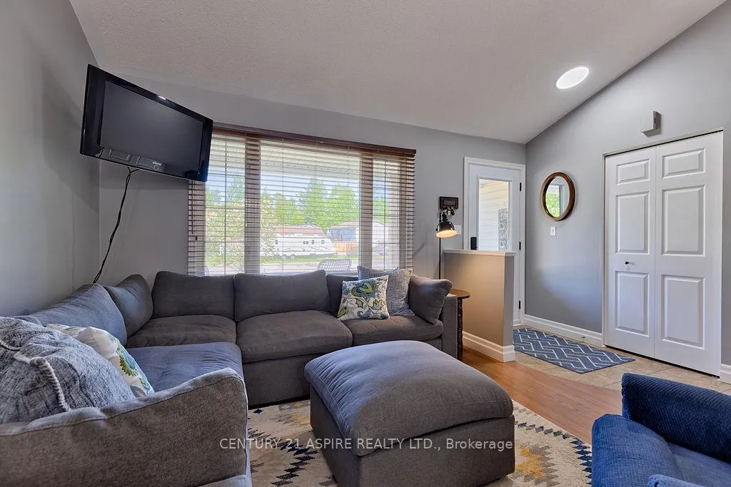Photo 10 of 3 Dennis Crescent, Petawawa — HOMEH