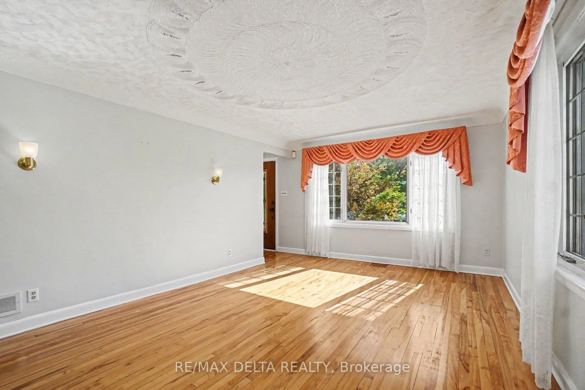 Photo 5 of 352 Lacasse Avenue, Ottawa, Vanier — HOMEH
