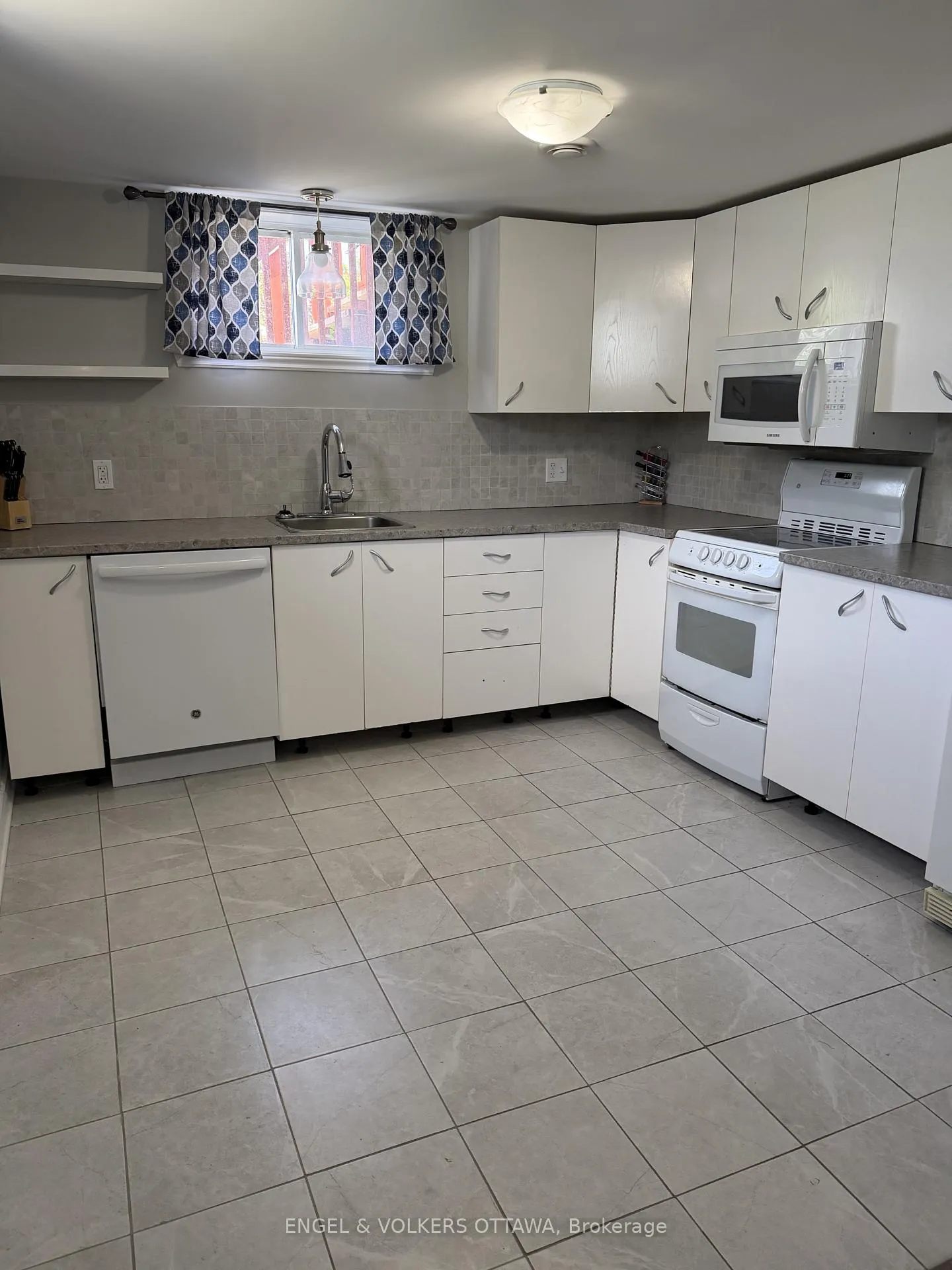 Photo 5 of Unit B, 1199 Old Montreal Road, Ottawa, Camelot — HOMEH