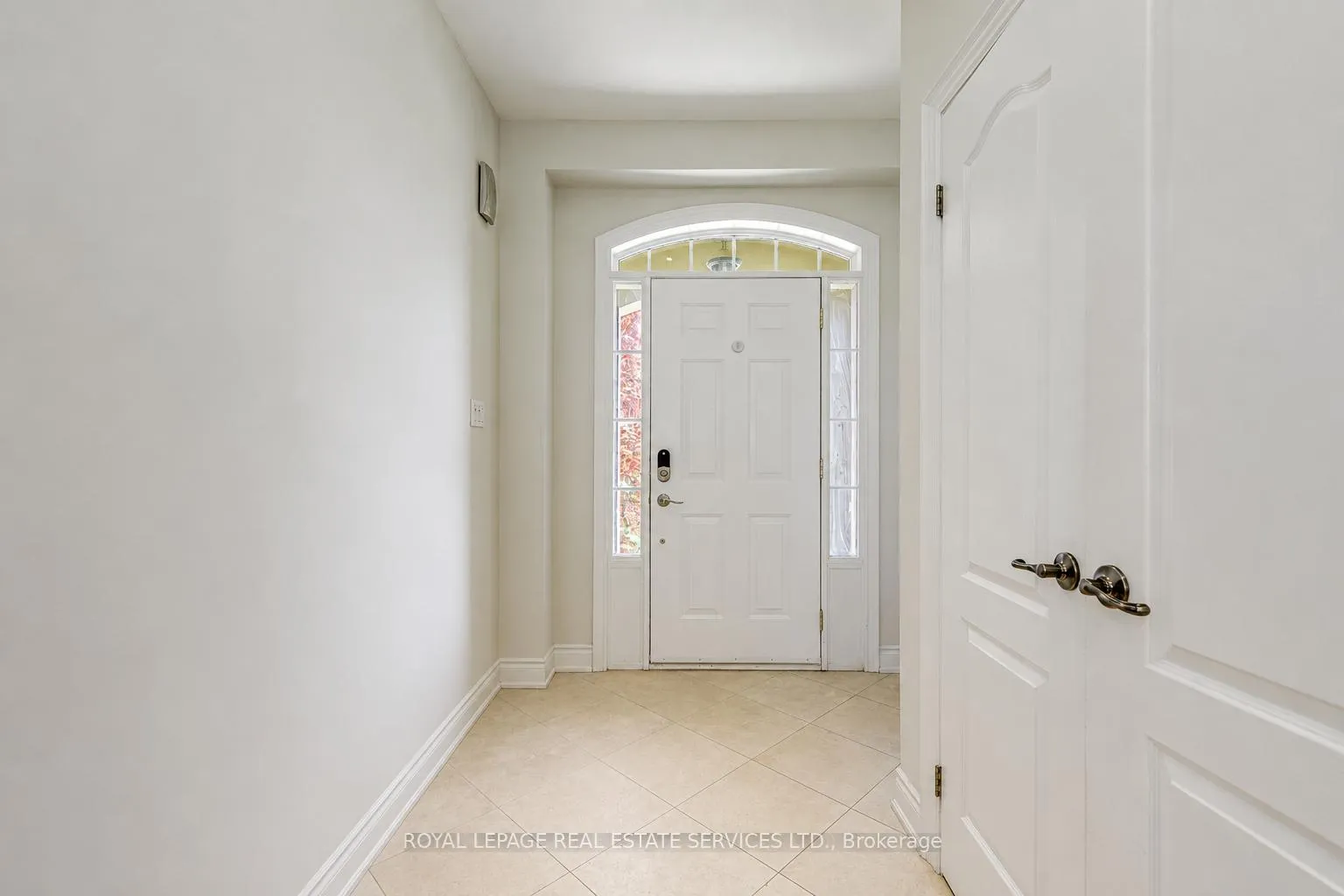Photo 4 of 2473 Tesla Crescent, Oakville, Joshua Creek — HOMEH