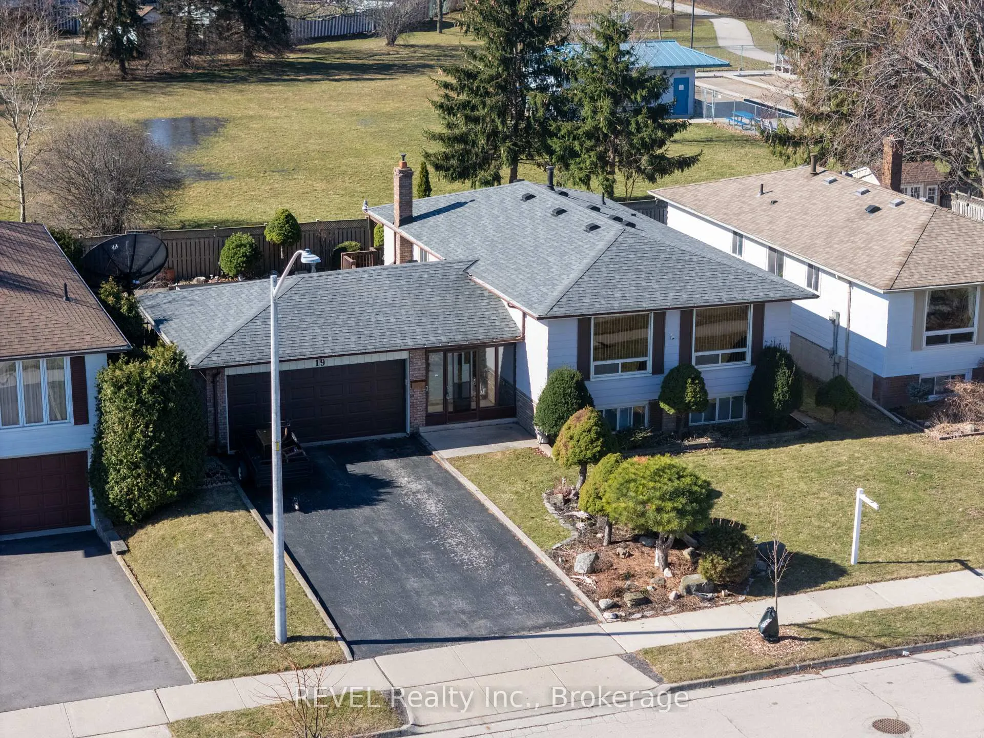 Photo 1 of 19 Lynwood Drive, Hamilton, Stoney Creek — HOMEH
