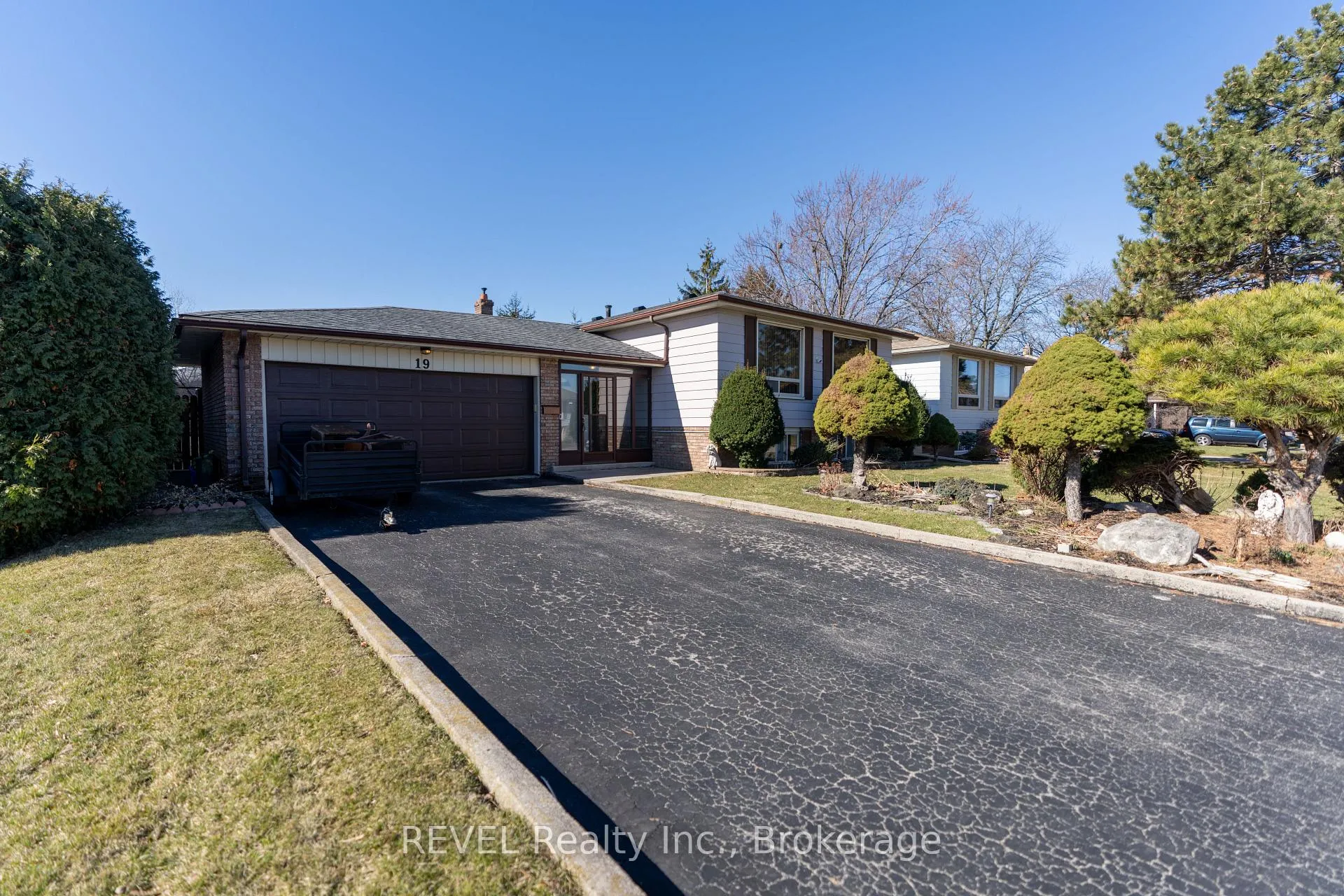 Photo 3 of 19 Lynwood Drive, Hamilton, Stoney Creek — HOMEH