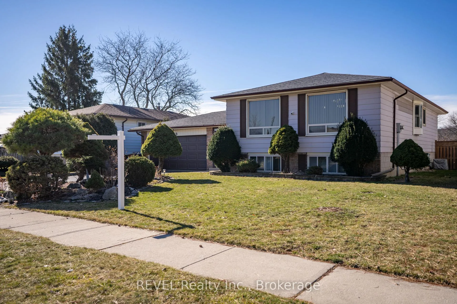 Photo 4 of 19 Lynwood Drive, Hamilton, Stoney Creek — HOMEH