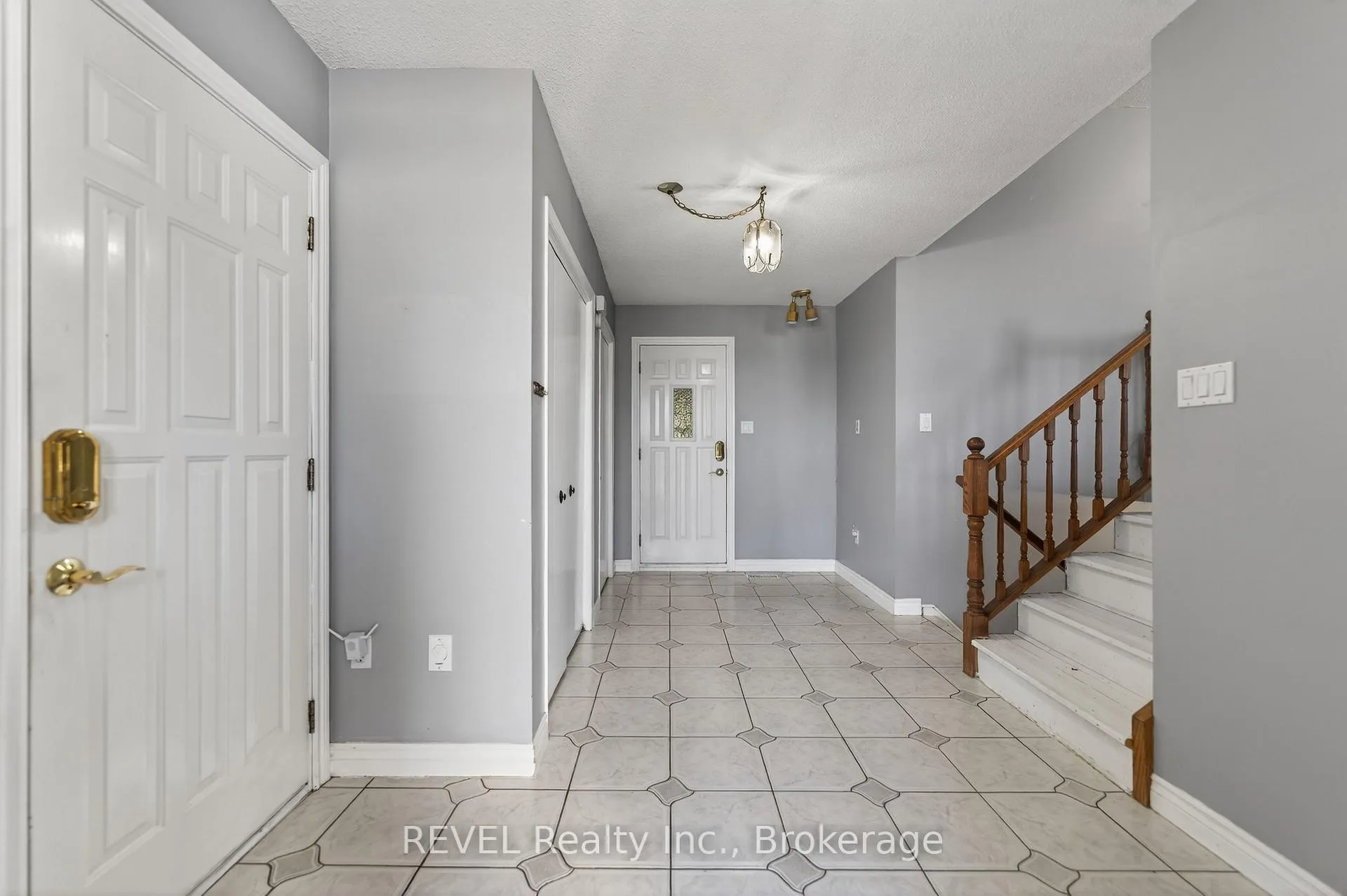 Photo 5 of 19 Lynwood Drive, Hamilton, Stoney Creek — HOMEH