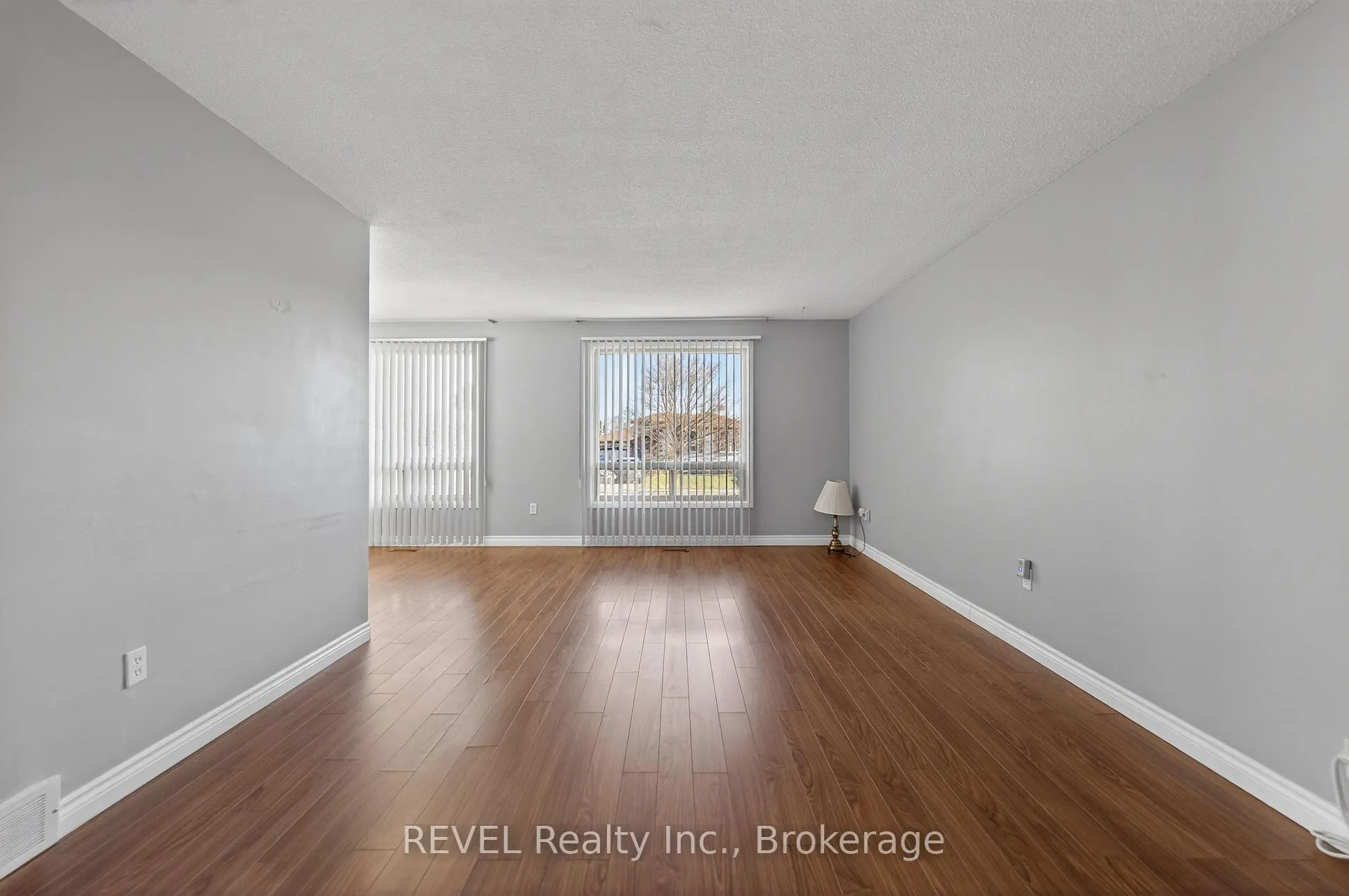 Photo 10 of 19 Lynwood Drive, Hamilton, Stoney Creek — HOMEH