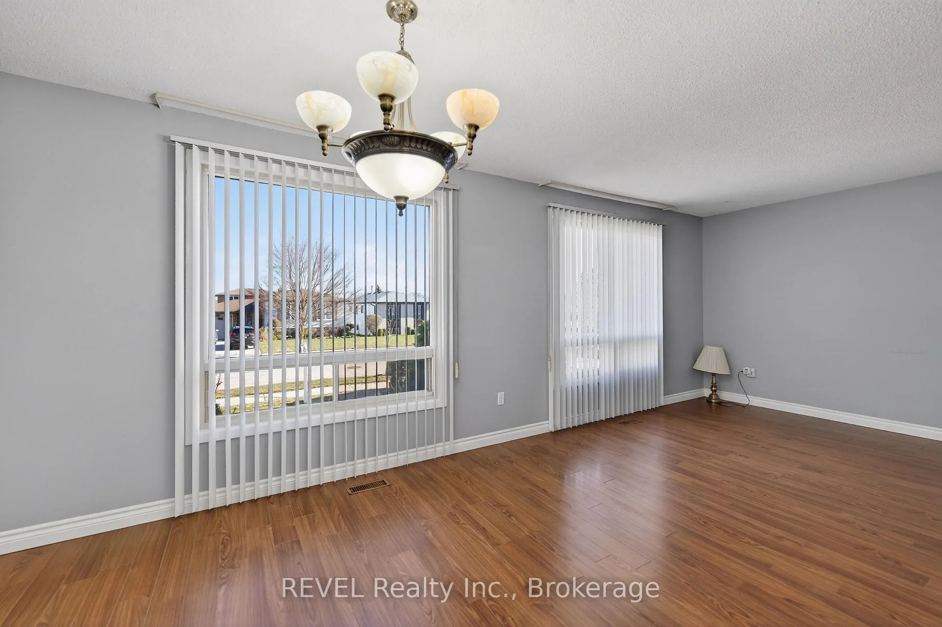 Photo 15 of 19 Lynwood Drive, Hamilton, Stoney Creek — HOMEH
