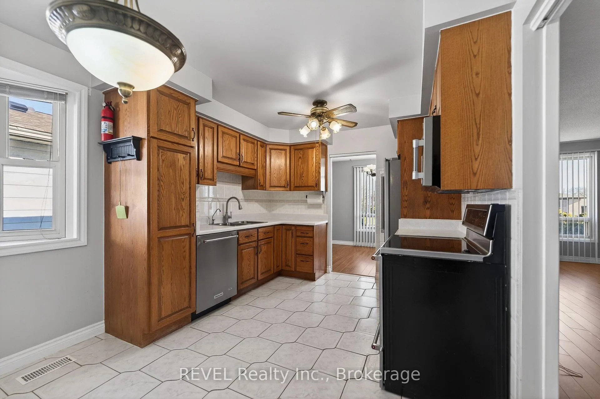 Photo 17 of 19 Lynwood Drive, Hamilton, Stoney Creek — HOMEH