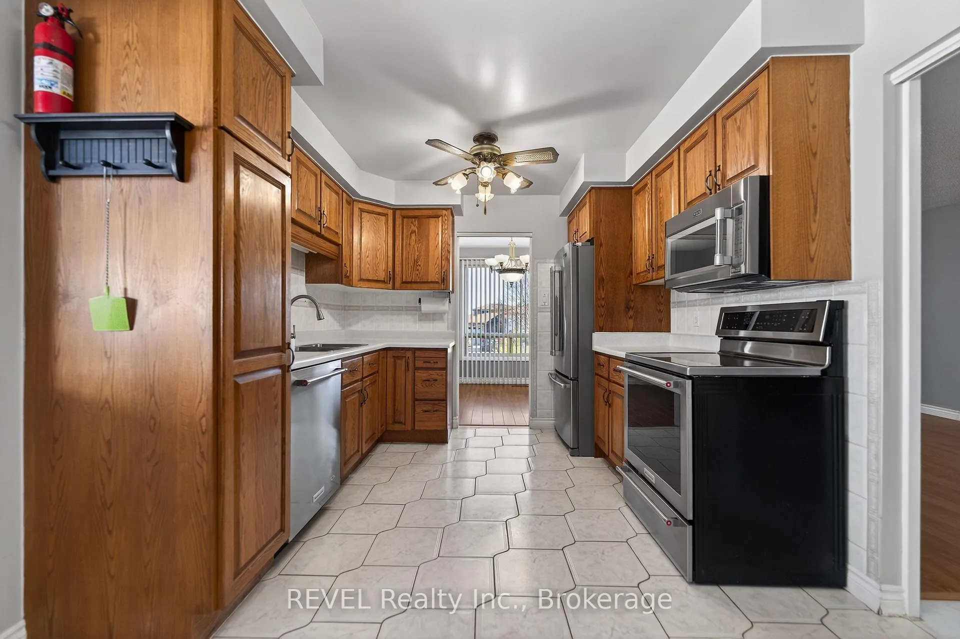 Photo 18 of 19 Lynwood Drive, Hamilton, Stoney Creek — HOMEH