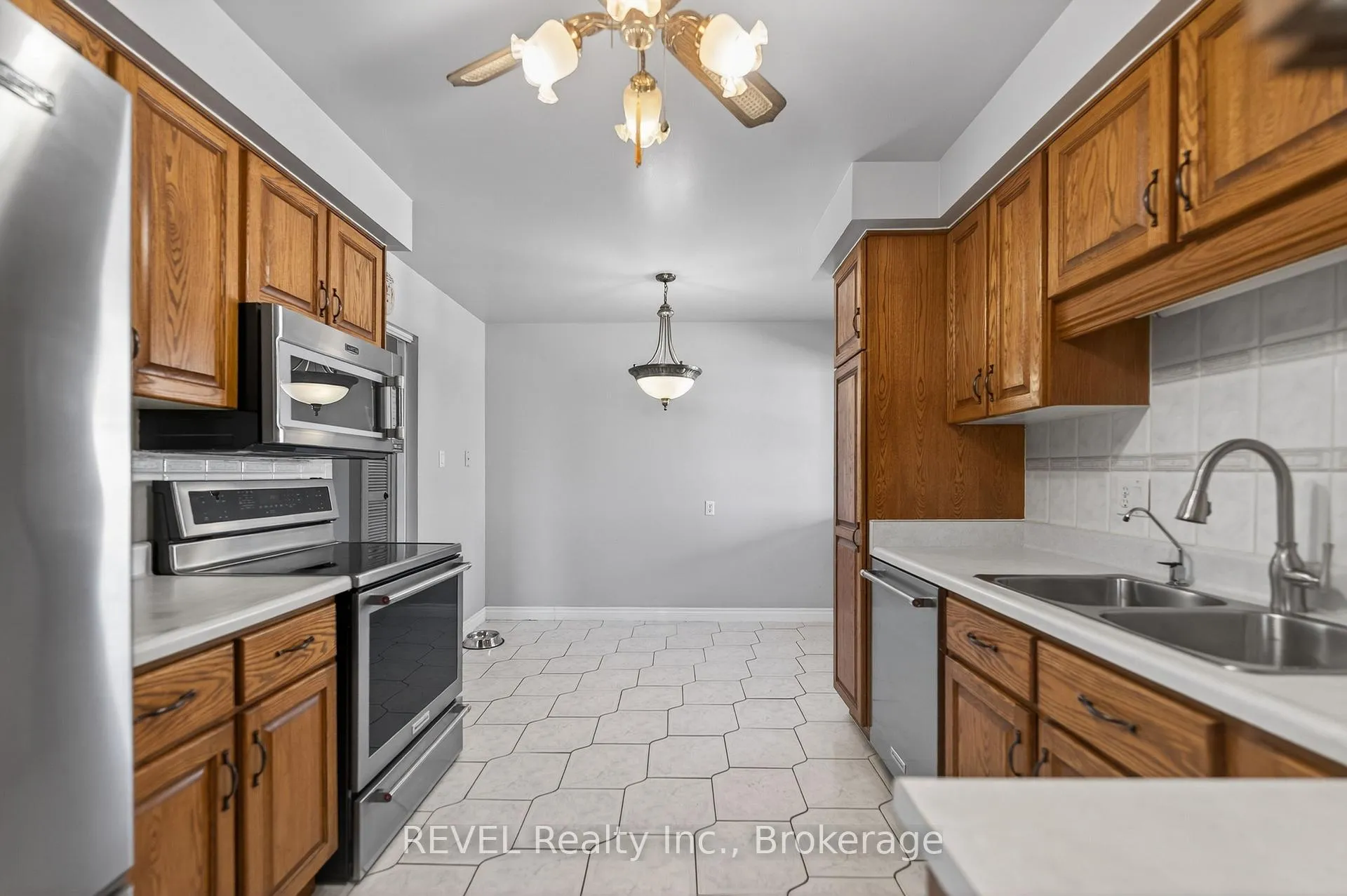 Photo 20 of 19 Lynwood Drive, Hamilton, Stoney Creek — HOMEH