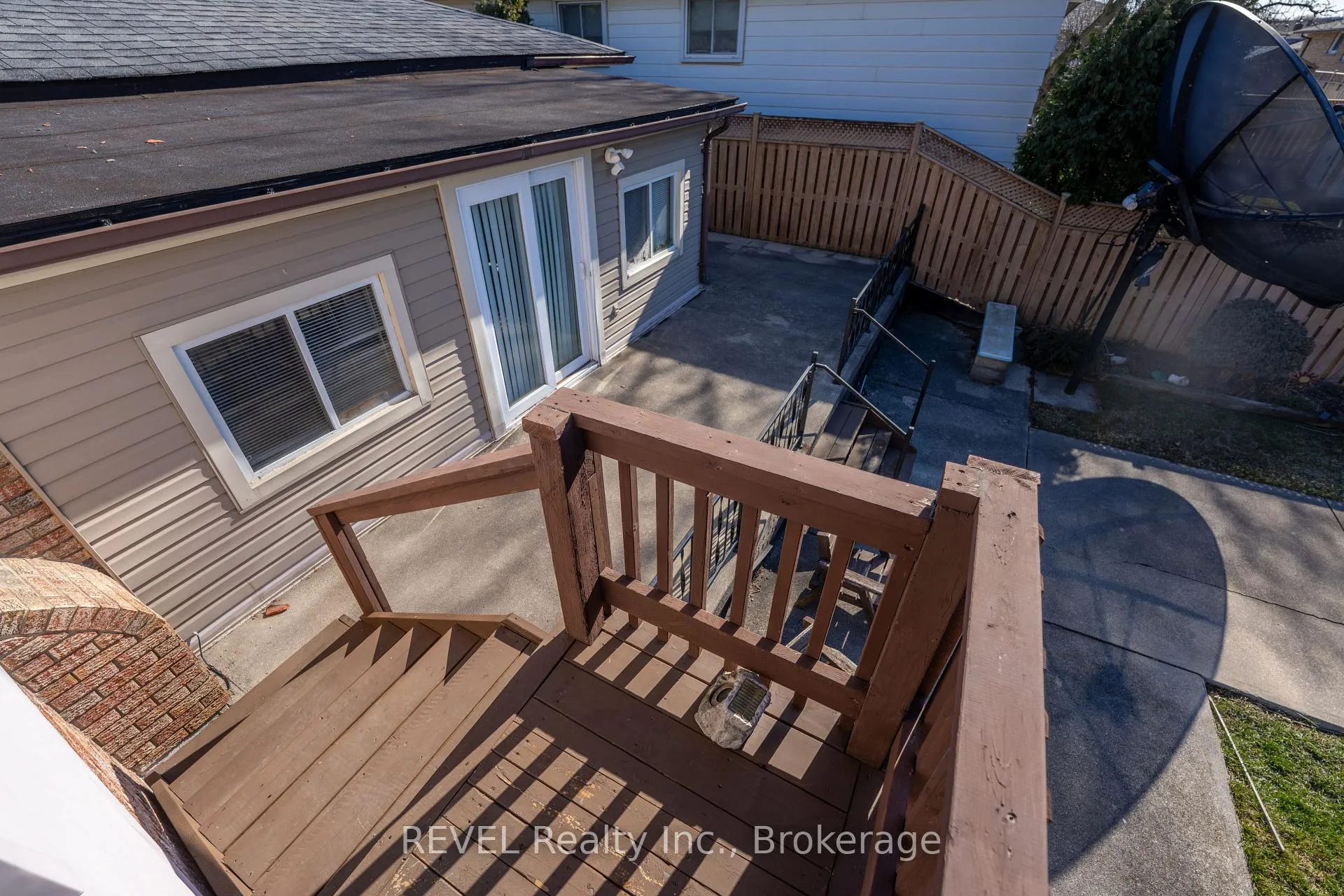 Photo 40 of 19 Lynwood Drive, Hamilton, Stoney Creek — HOMEH