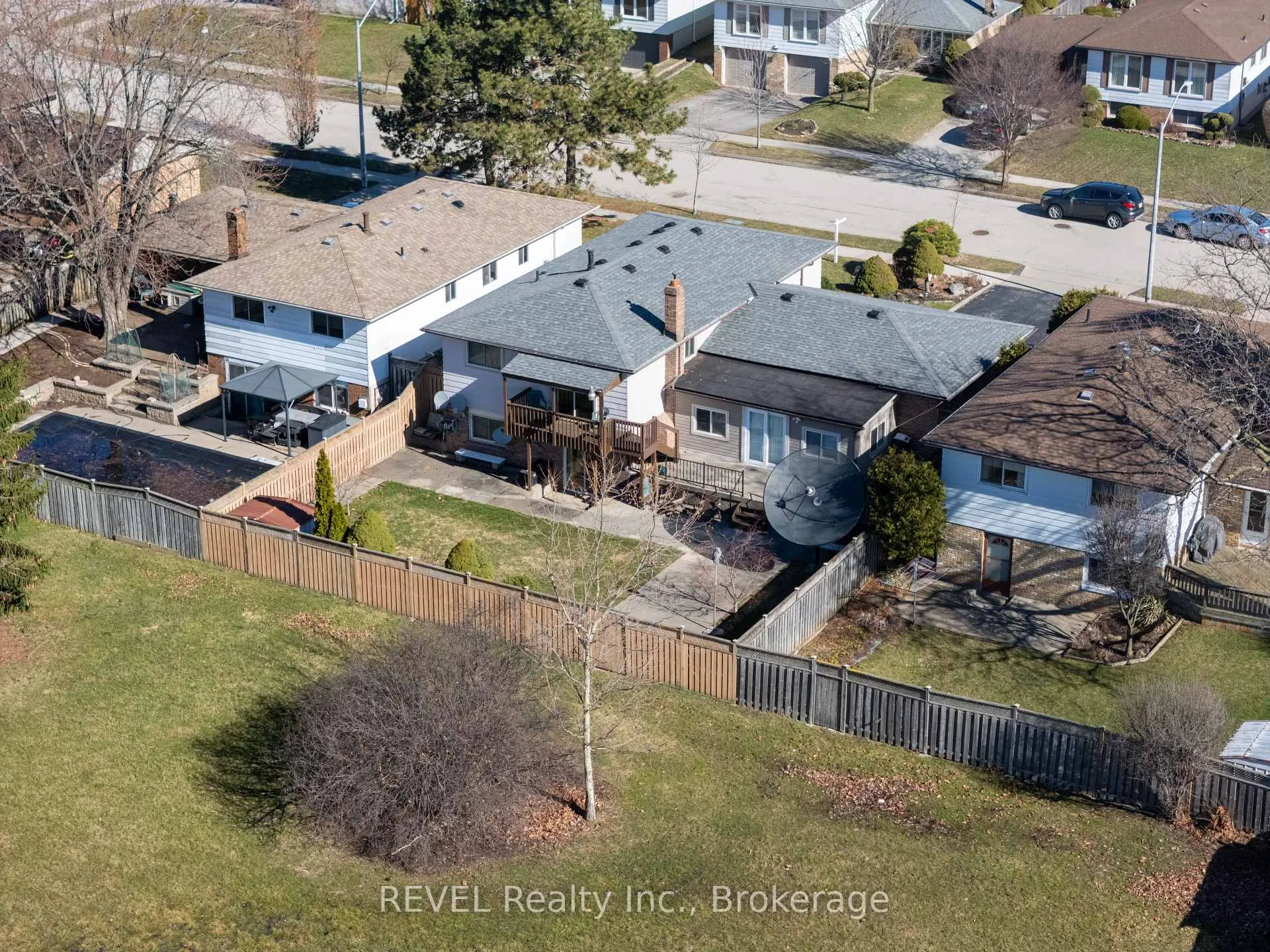 Photo 47 of 19 Lynwood Drive, Hamilton, Stoney Creek — HOMEH