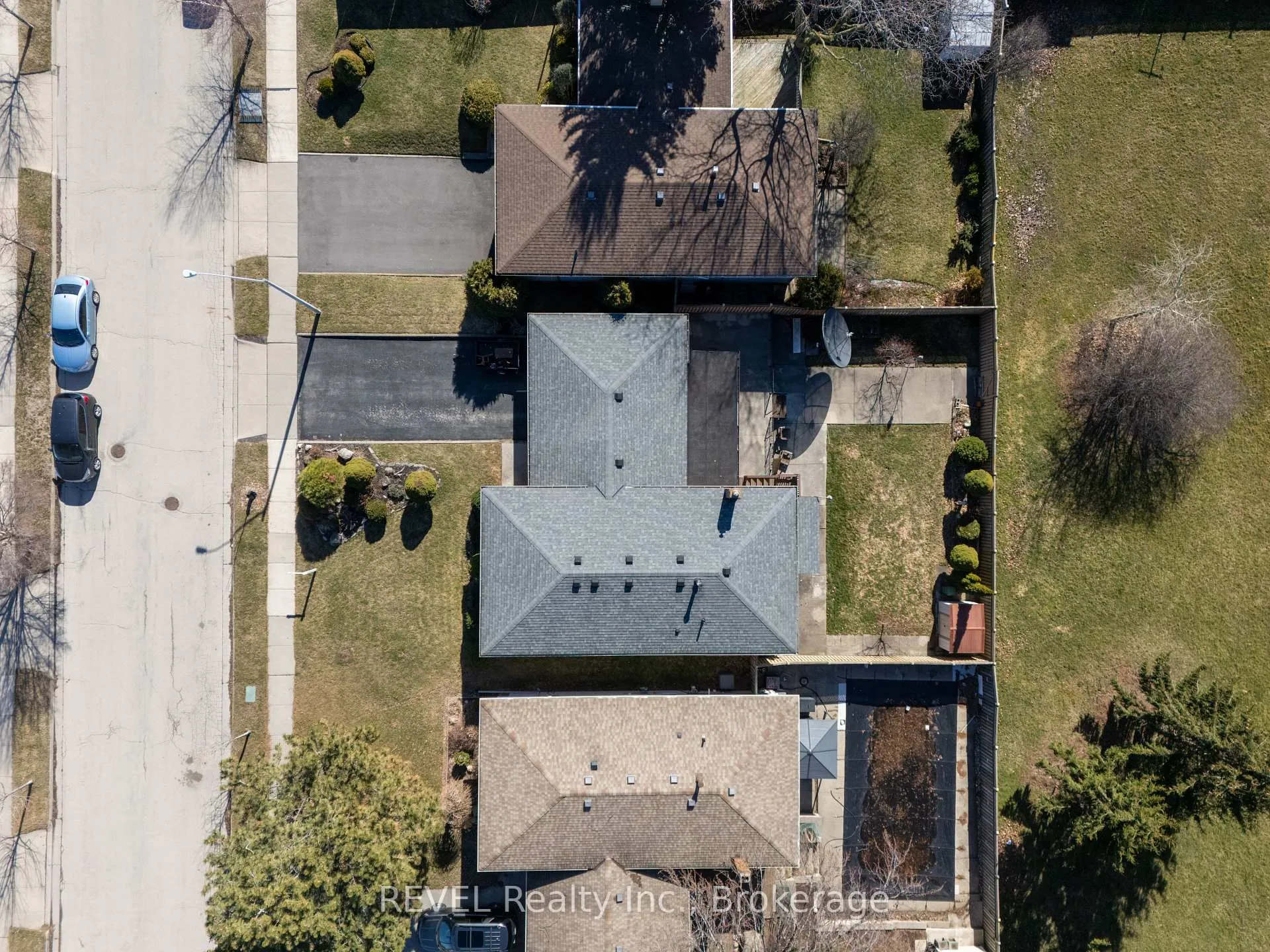 Photo 48 of 19 Lynwood Drive, Hamilton, Stoney Creek — HOMEH