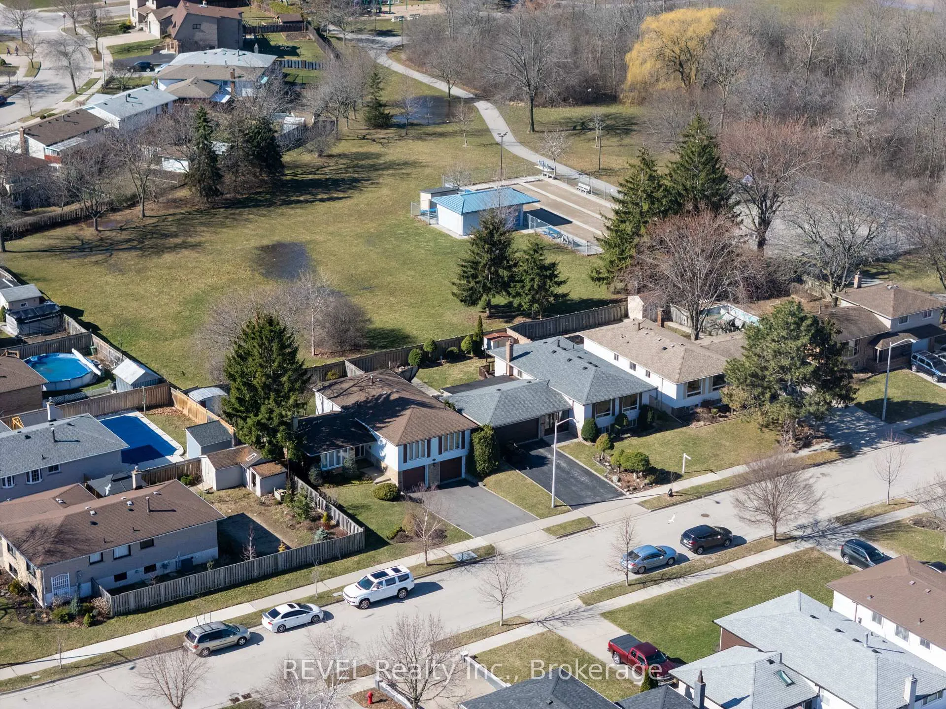 Photo 49 of 19 Lynwood Drive, Hamilton, Stoney Creek — HOMEH