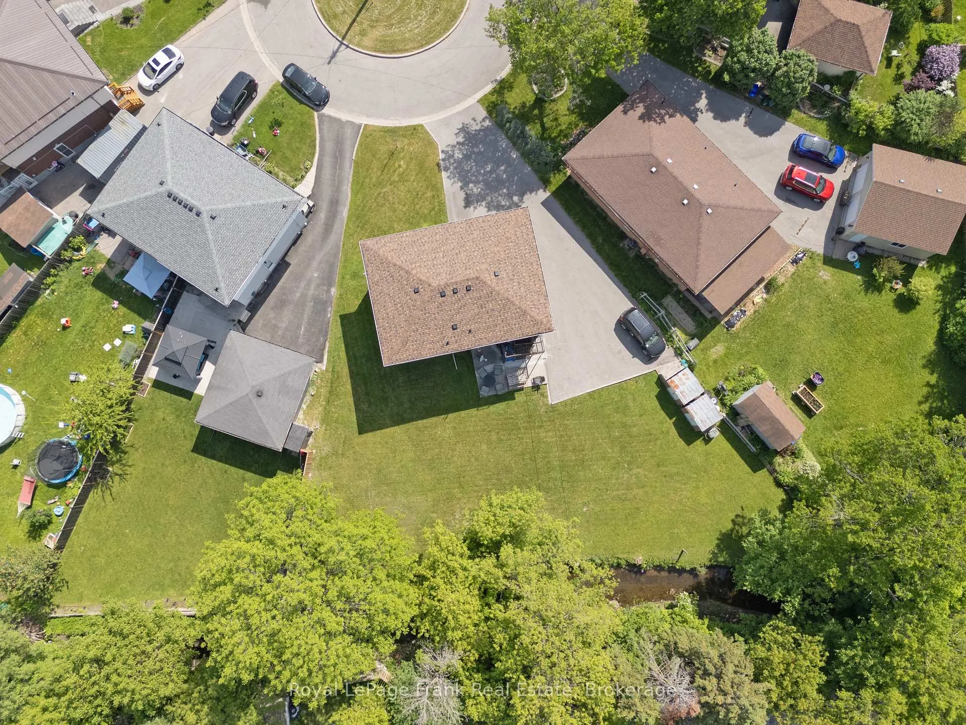 Photo 5 of 596 Talbot Court, Oshawa, Vanier — HOMEH