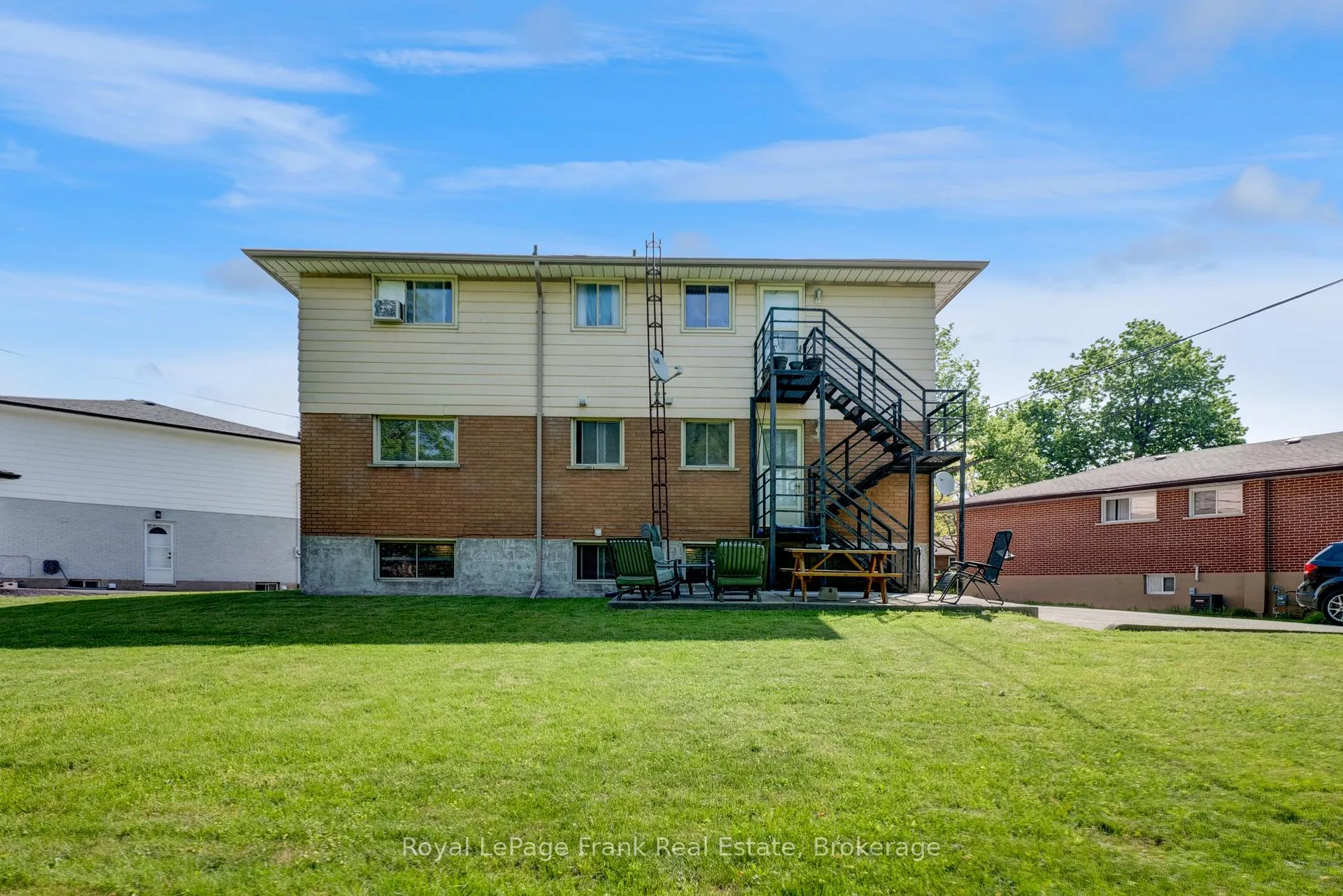 Photo 11 of 596 Talbot Court, Oshawa, Vanier — HOMEH