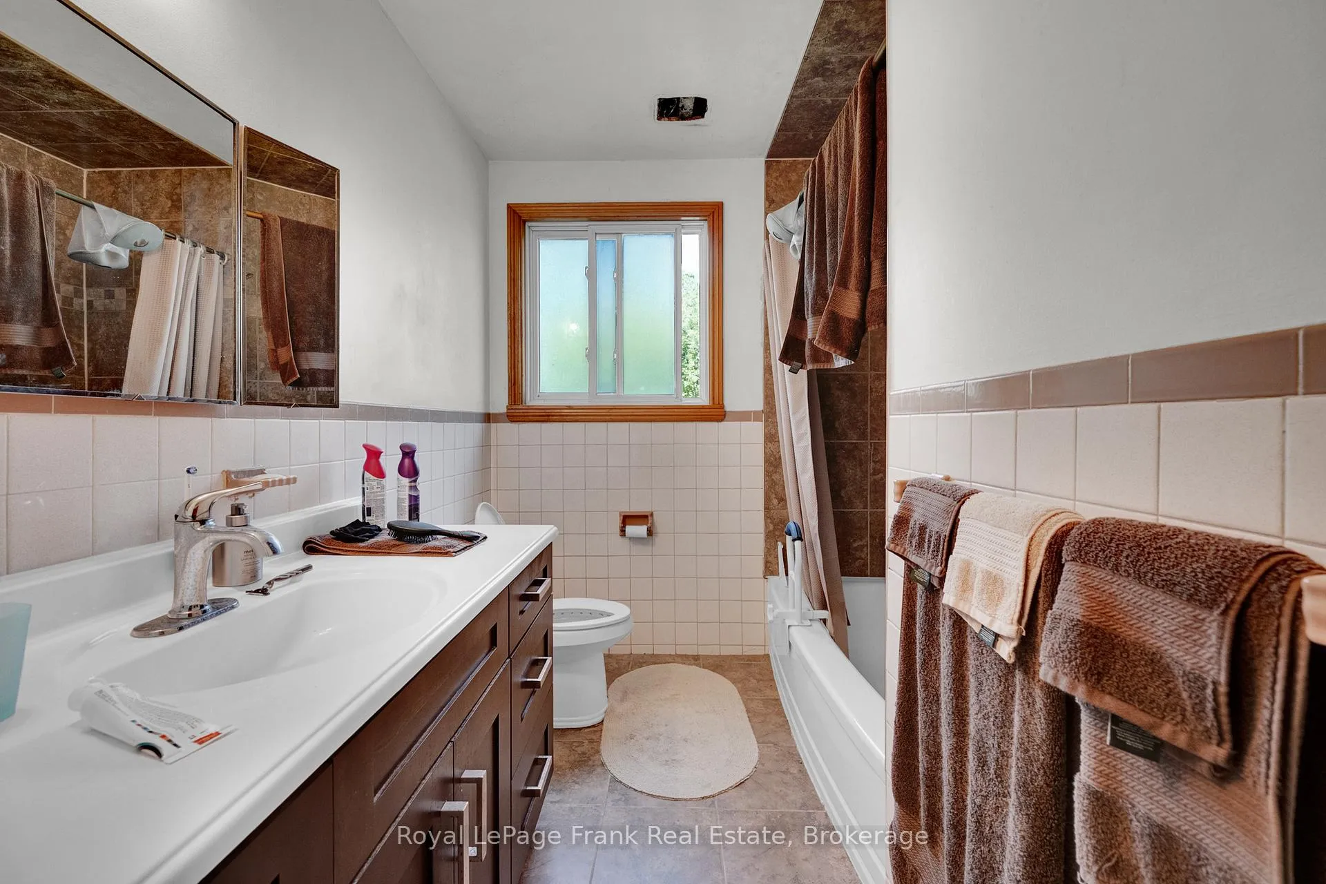 Photo 38 of 596 Talbot Court, Oshawa, Vanier — HOMEH