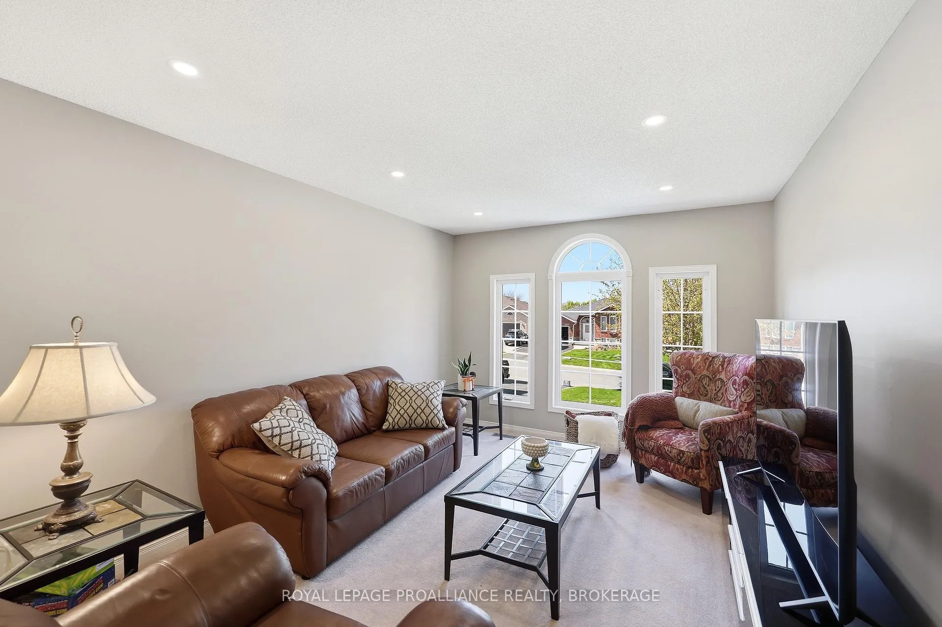 Photo 4 of 1380 Fisher Crescent, Kingston, City Southwest — HOMEH