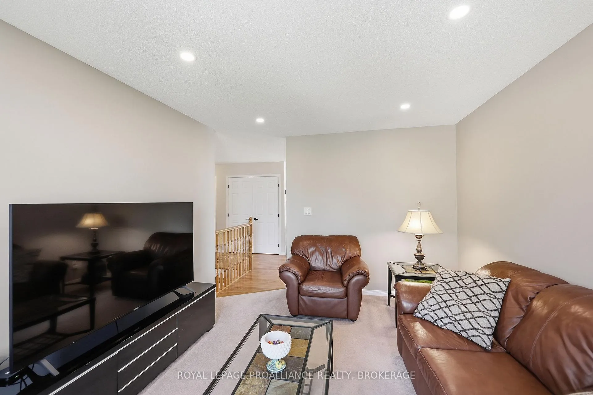 Photo 5 of 1380 Fisher Crescent, Kingston, City Southwest — HOMEH