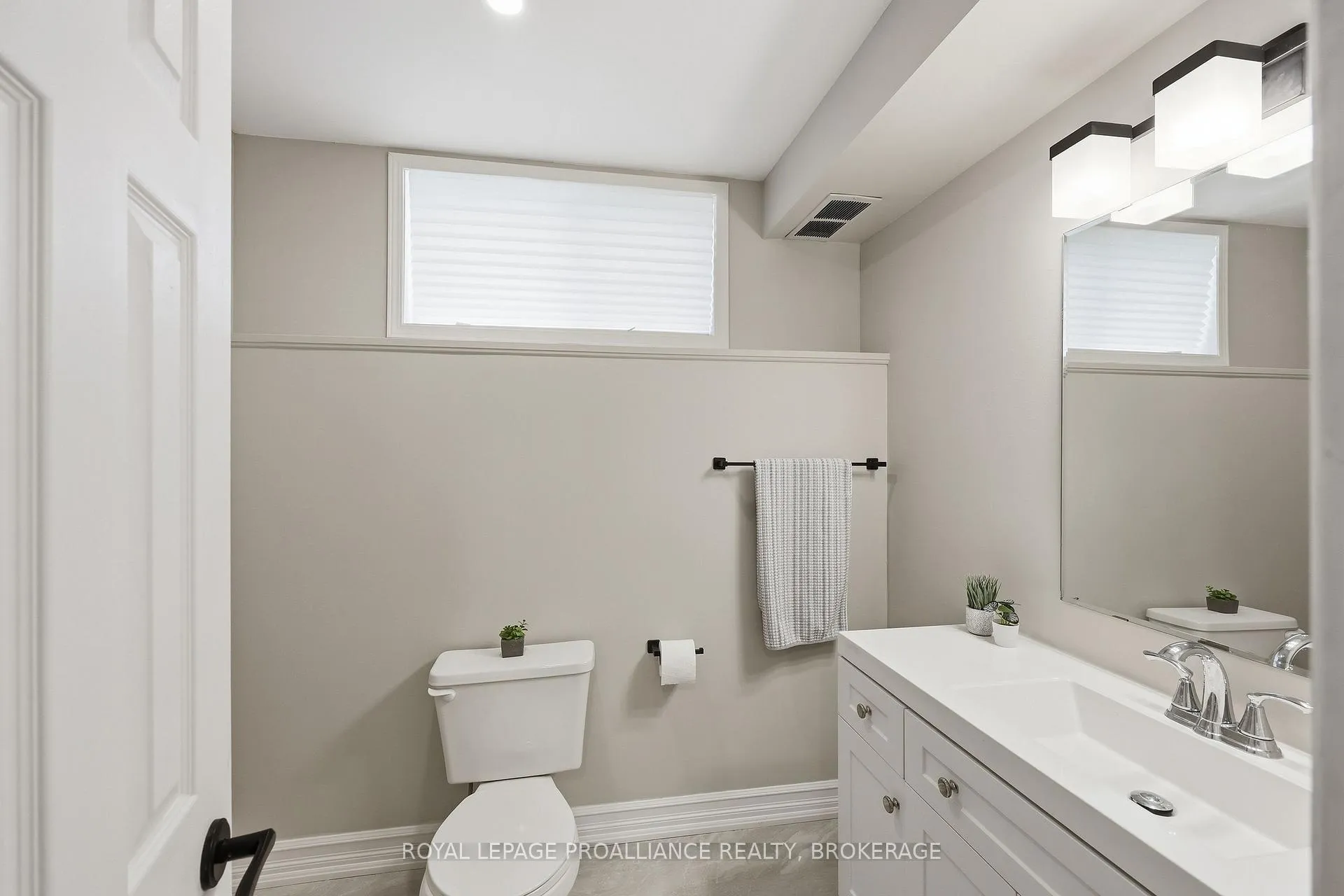 Photo 30 of 1380 Fisher Crescent, Kingston, City Southwest — HOMEH