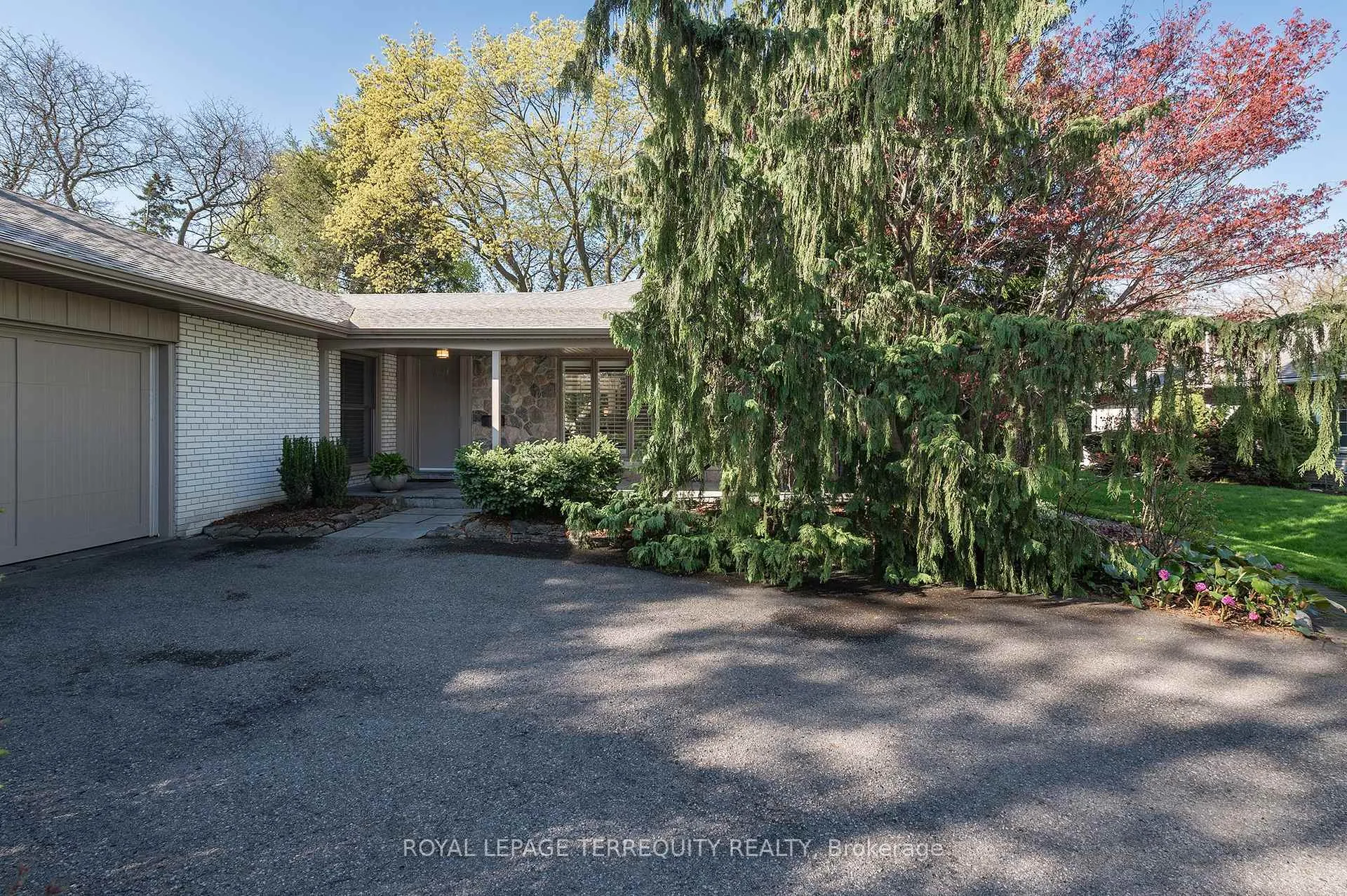 Photo 2 of 496 The Kingsway, Etobicoke, Princess-Rosethorn — HOMEH