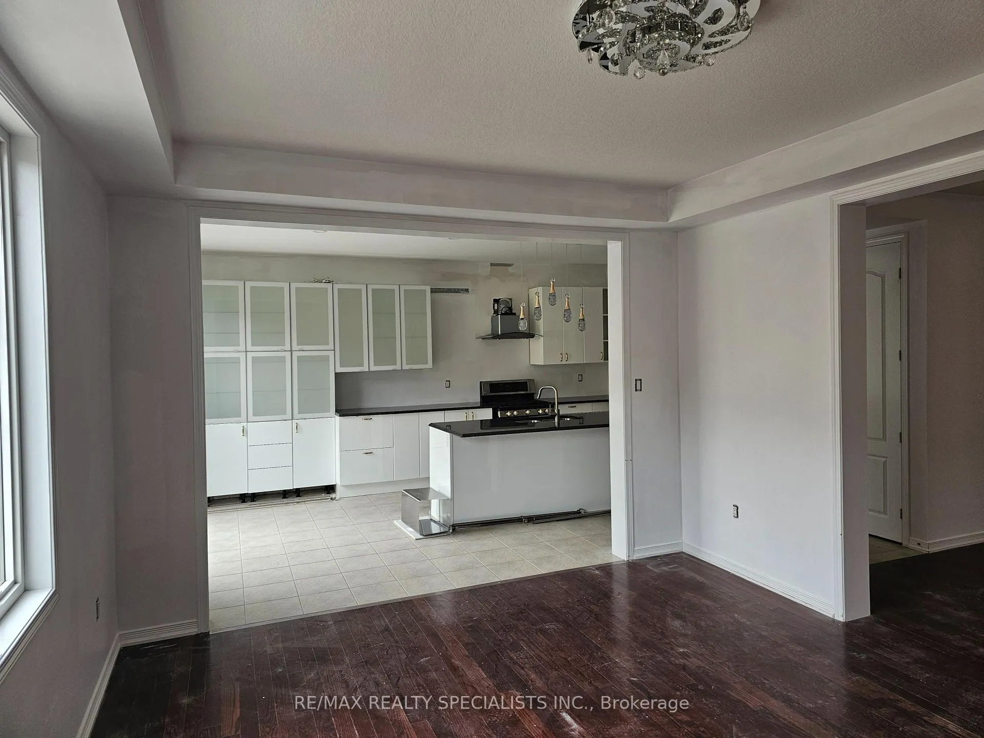 Photo 4 of 243 Seabrook Drive, Kitchener — HOMEH
