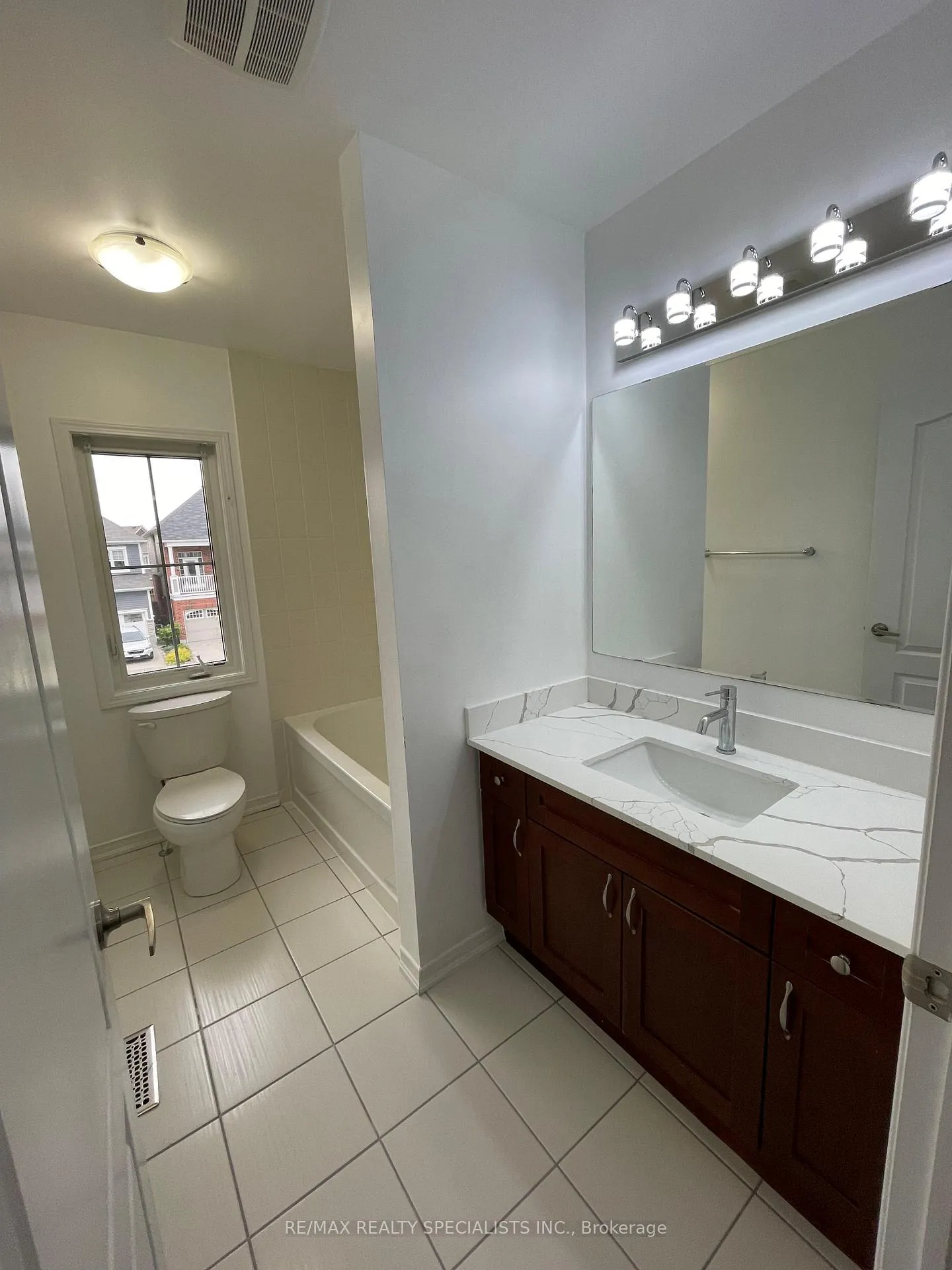 Photo 5 of 243 Seabrook Drive, Kitchener — HOMEH