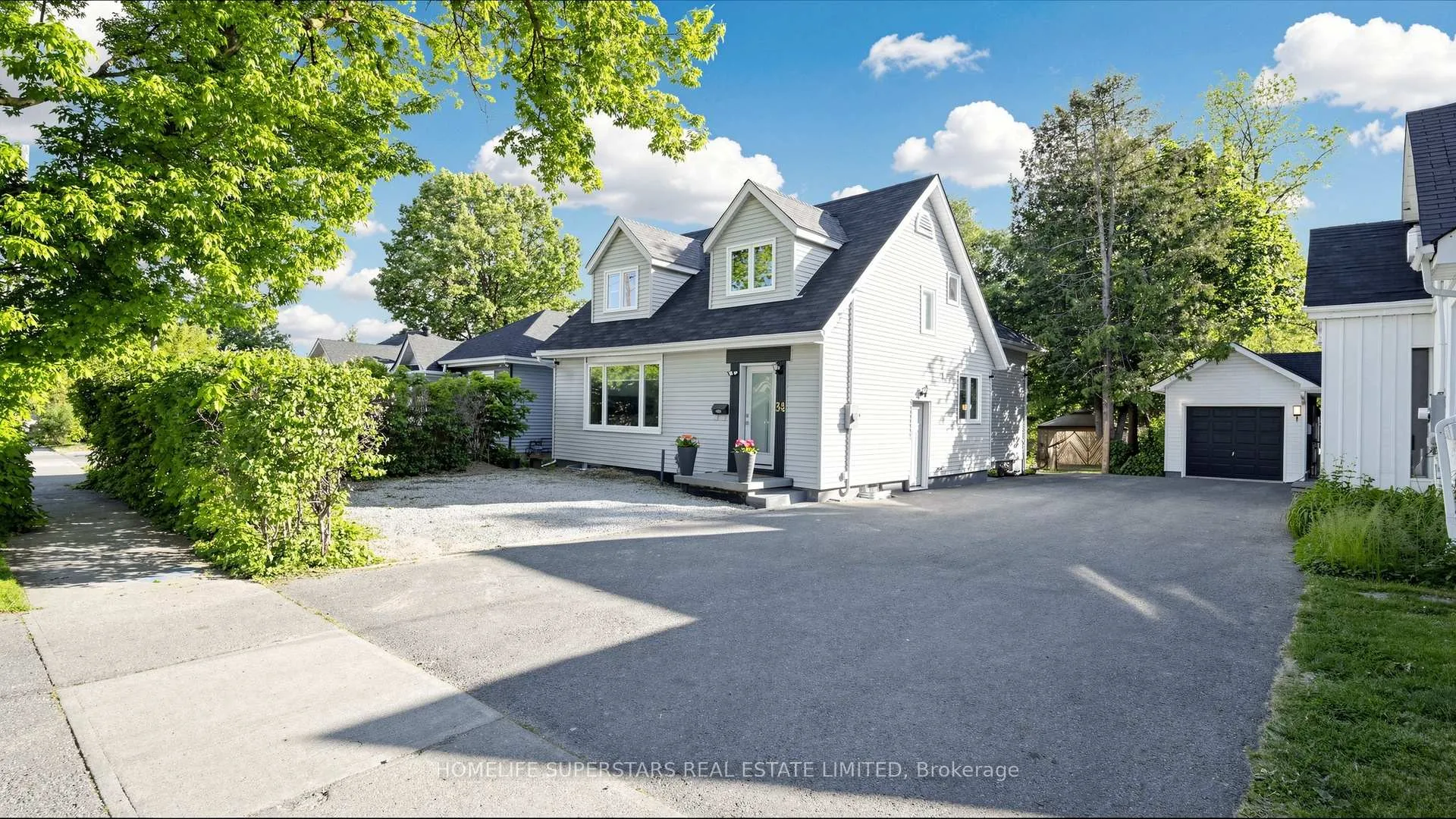 Photo 2 of 34 Mercer Drive, Brampton, Downtown Brampton — HOMEH