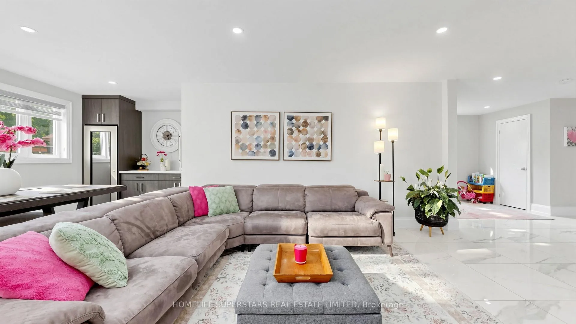 Photo 5 of 34 Mercer Drive, Brampton, Downtown Brampton — HOMEH