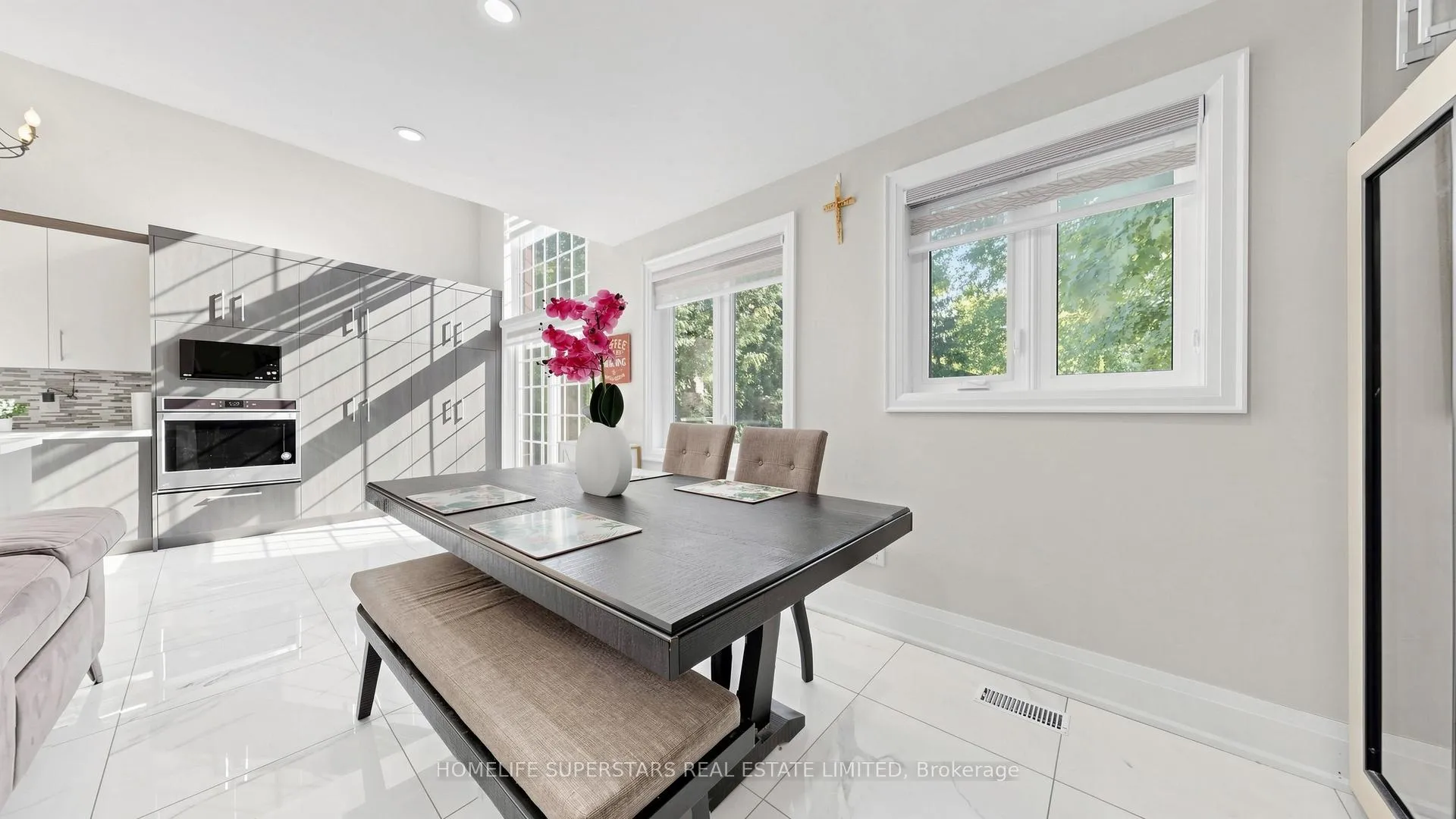 Photo 9 of 34 Mercer Drive, Brampton, Downtown Brampton — HOMEH