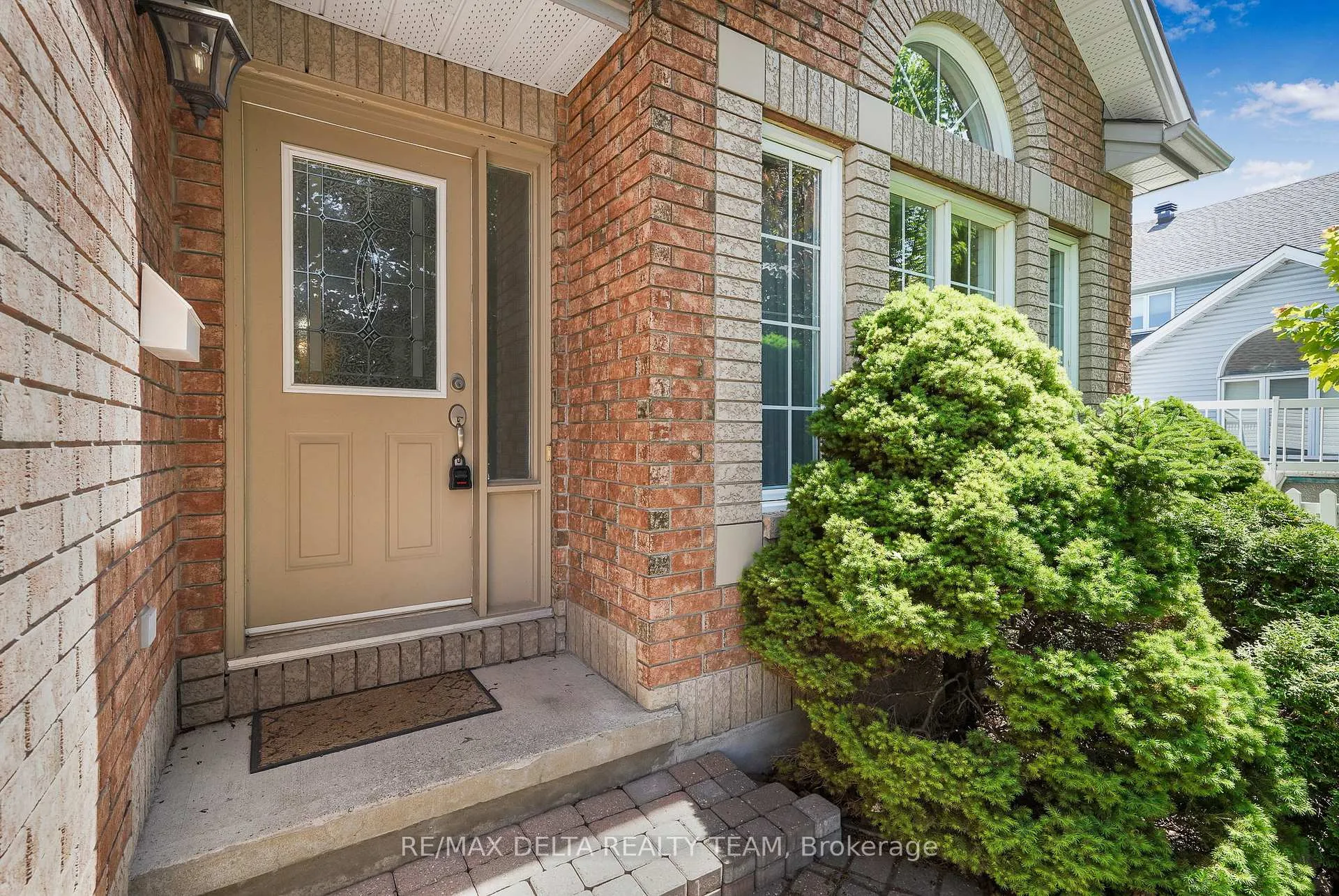 Photo 2 of 979 Como Crescent, Ottawa, Fallingbrook/Pineridge — HOMEH