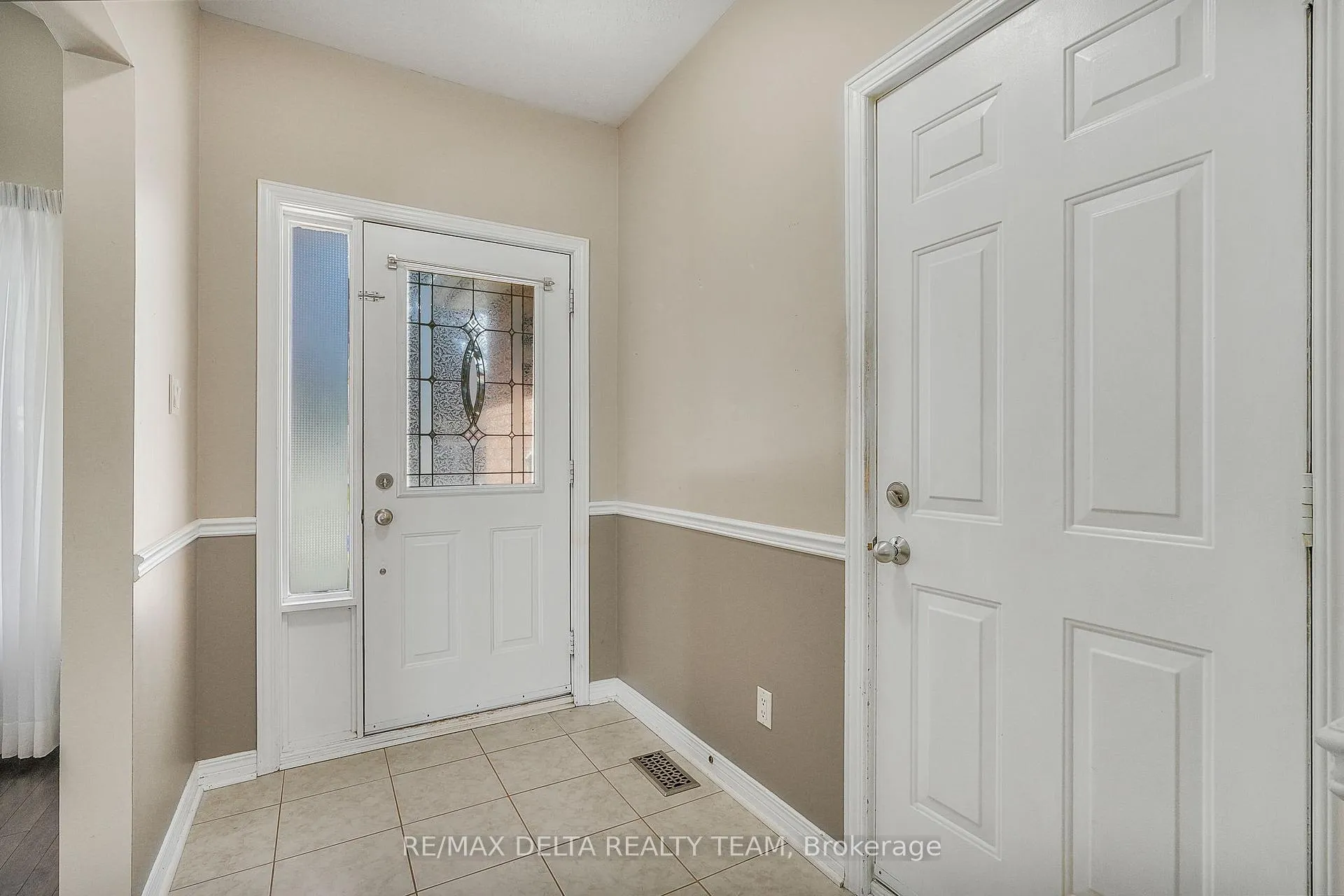 Photo 3 of 979 Como Crescent, Ottawa, Fallingbrook/Pineridge — HOMEH
