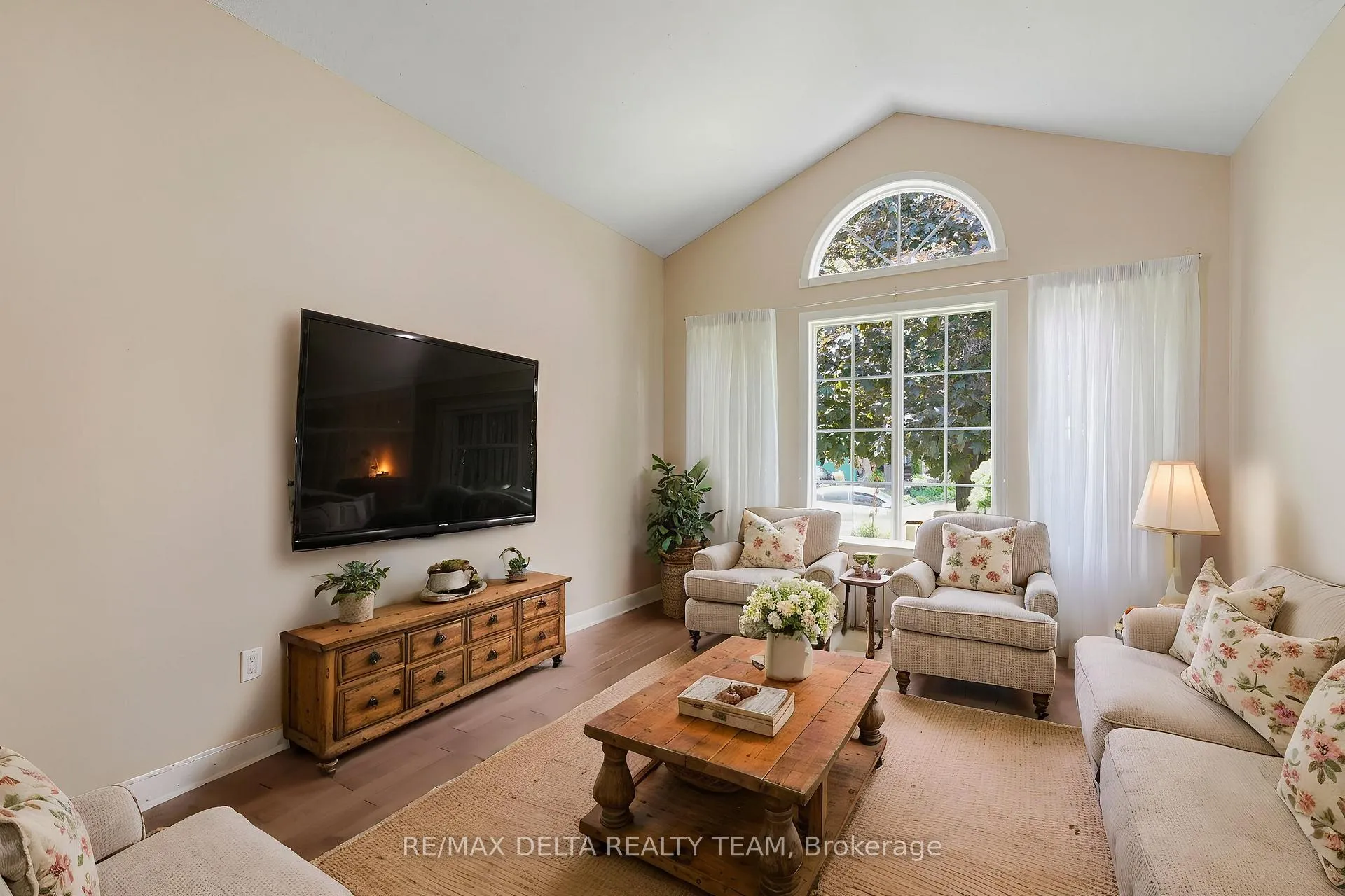 Photo 4 of 979 Como Crescent, Ottawa, Fallingbrook/Pineridge — HOMEH