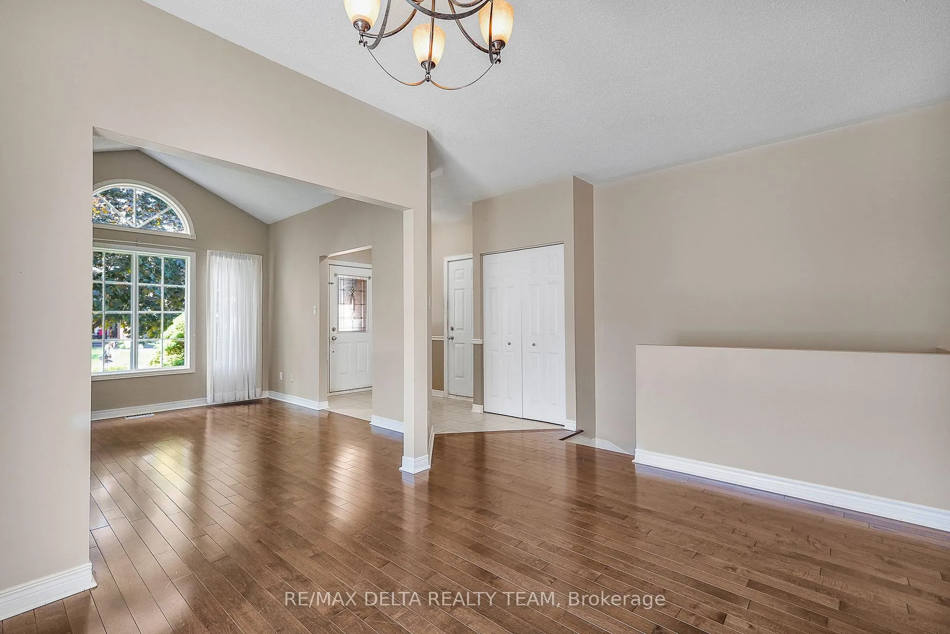 Photo 5 of 979 Como Crescent, Ottawa, Fallingbrook/Pineridge — HOMEH