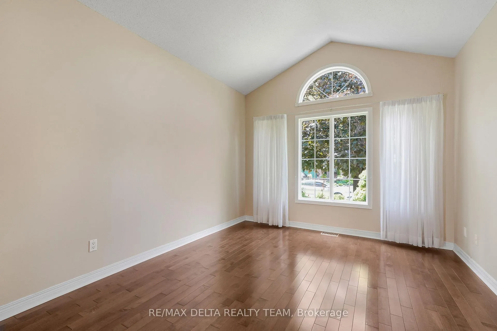 Photo 6 of 979 Como Crescent, Ottawa, Fallingbrook/Pineridge — HOMEH