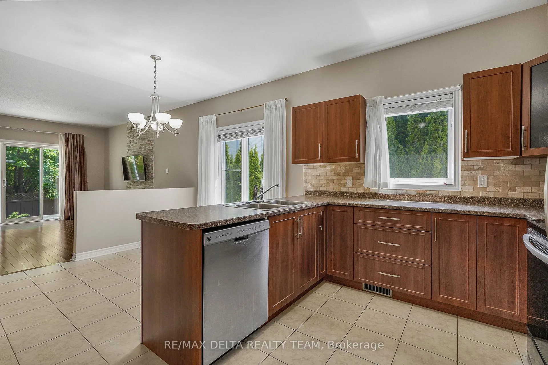 Photo 7 of 979 Como Crescent, Ottawa, Fallingbrook/Pineridge — HOMEH