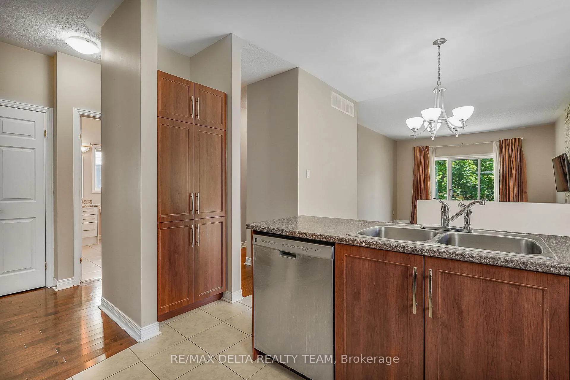 Photo 8 of 979 Como Crescent, Ottawa, Fallingbrook/Pineridge — HOMEH