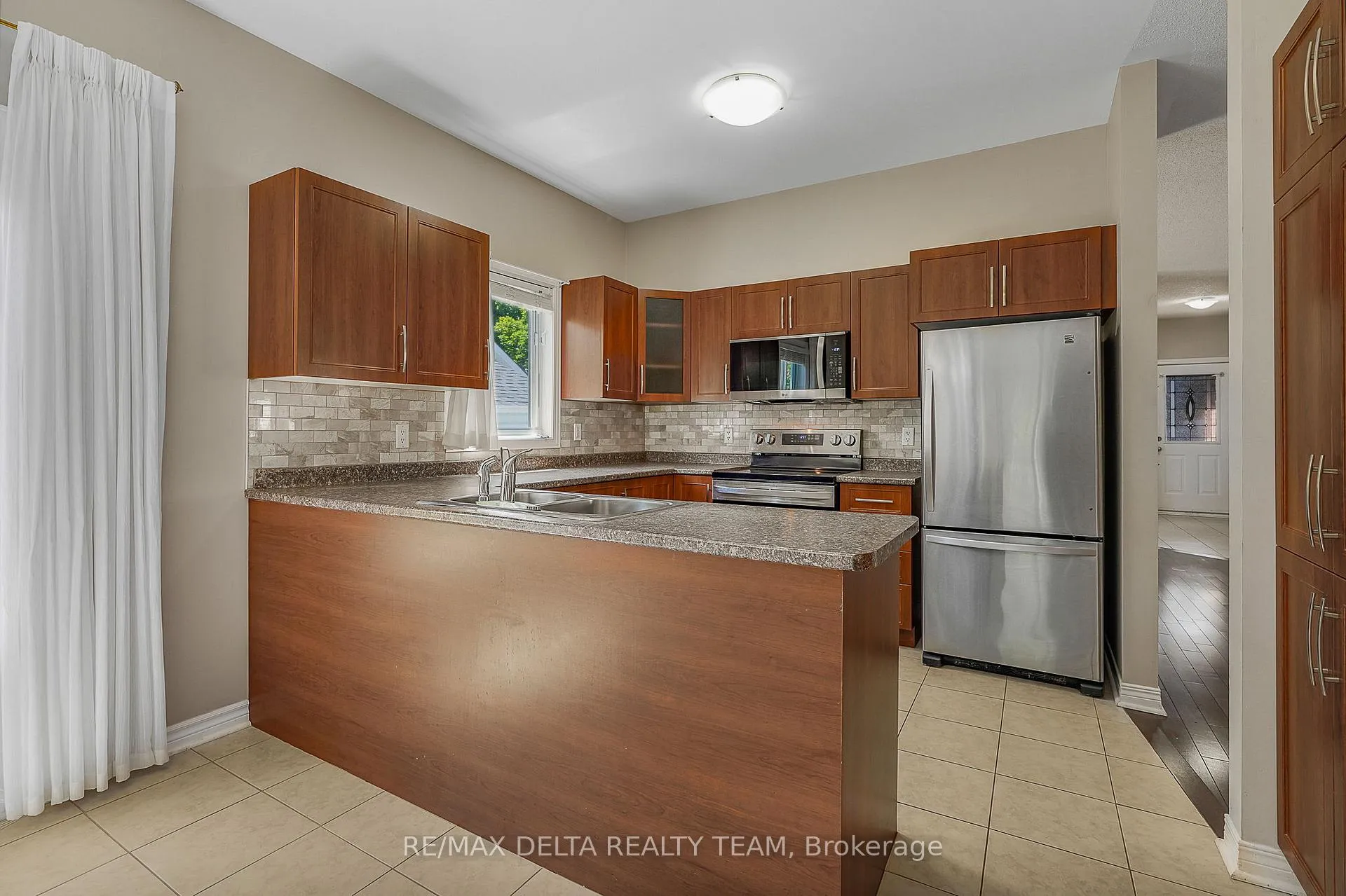 Photo 9 of 979 Como Crescent, Ottawa, Fallingbrook/Pineridge — HOMEH