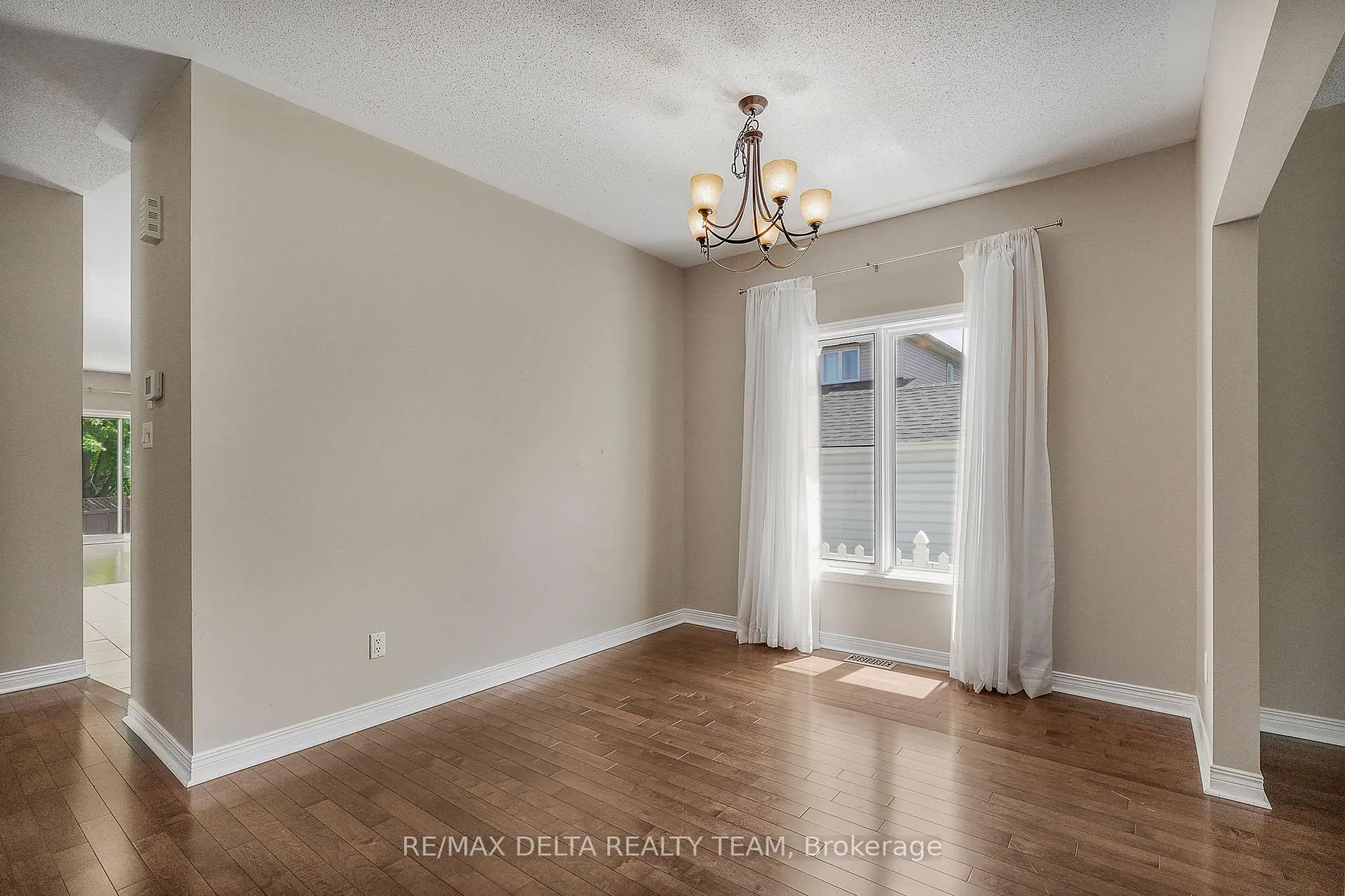 Photo 11 of 979 Como Crescent, Ottawa, Fallingbrook/Pineridge — HOMEH