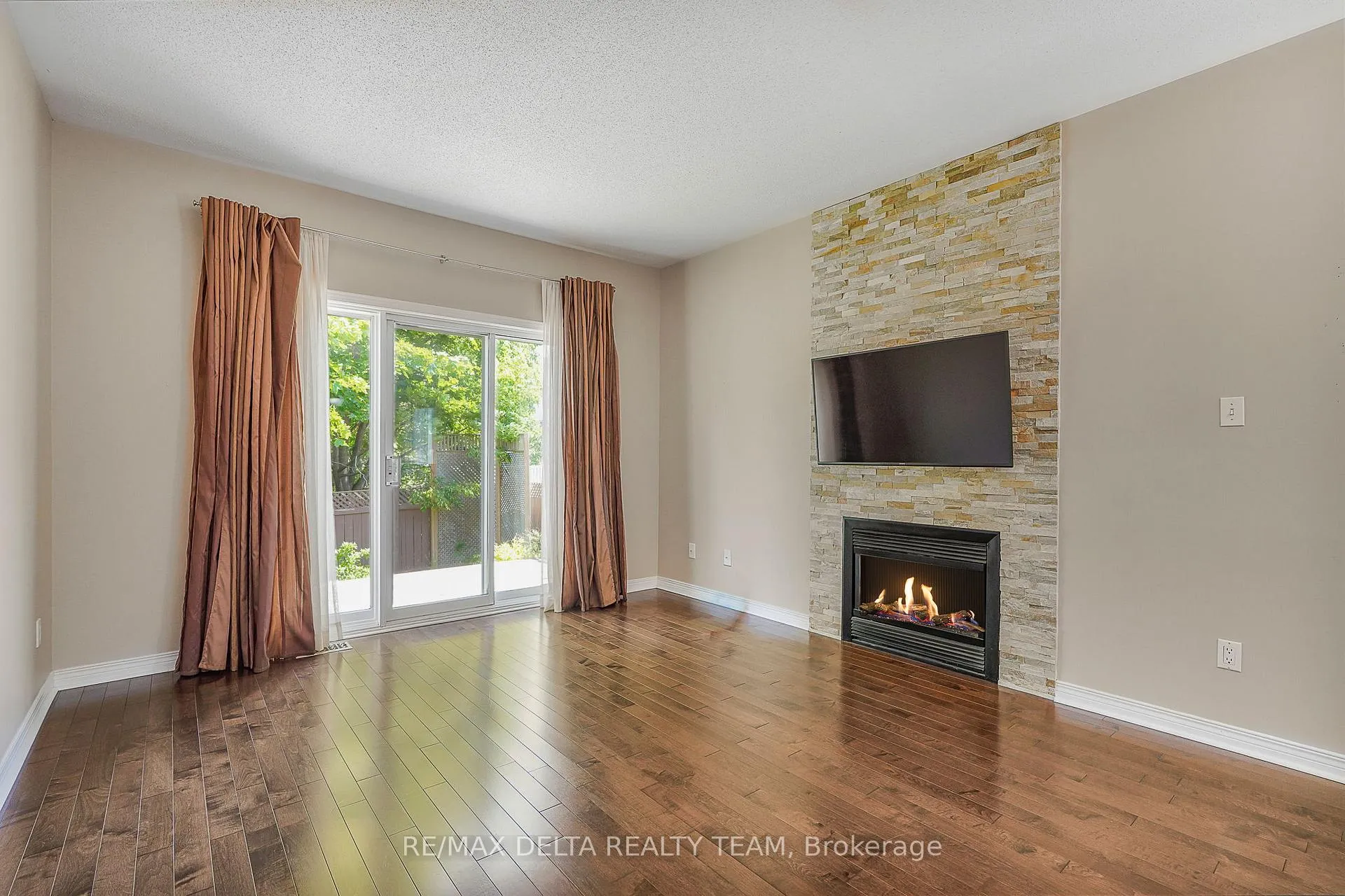 Photo 12 of 979 Como Crescent, Ottawa, Fallingbrook/Pineridge — HOMEH