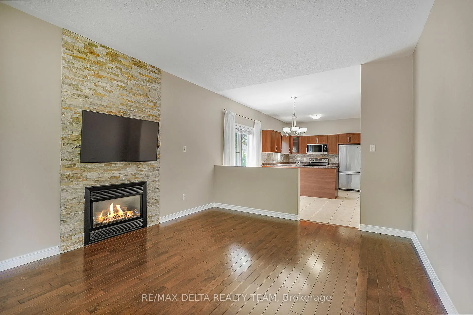Photo 14 of 979 Como Crescent, Ottawa, Fallingbrook/Pineridge — HOMEH